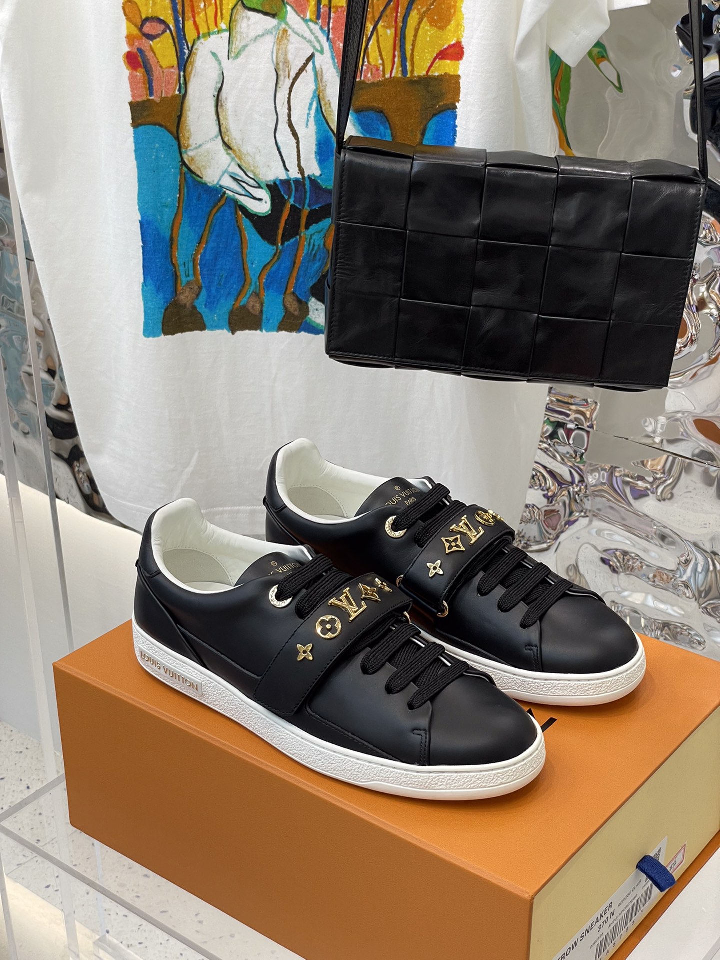 l**is V*t*n sneakers