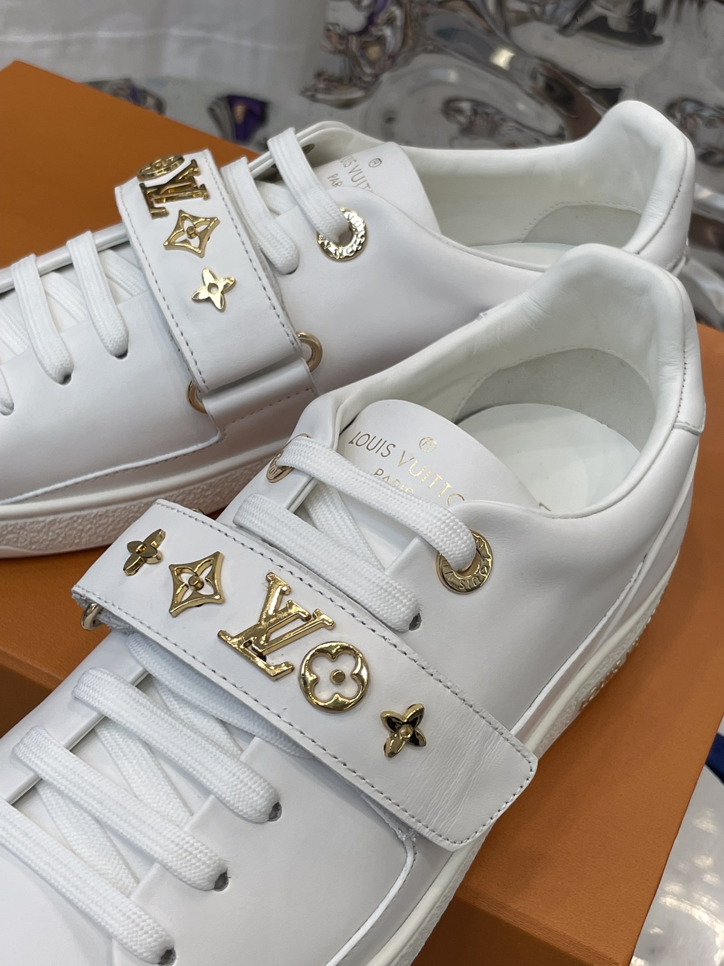 l**is V*t*n sneakers