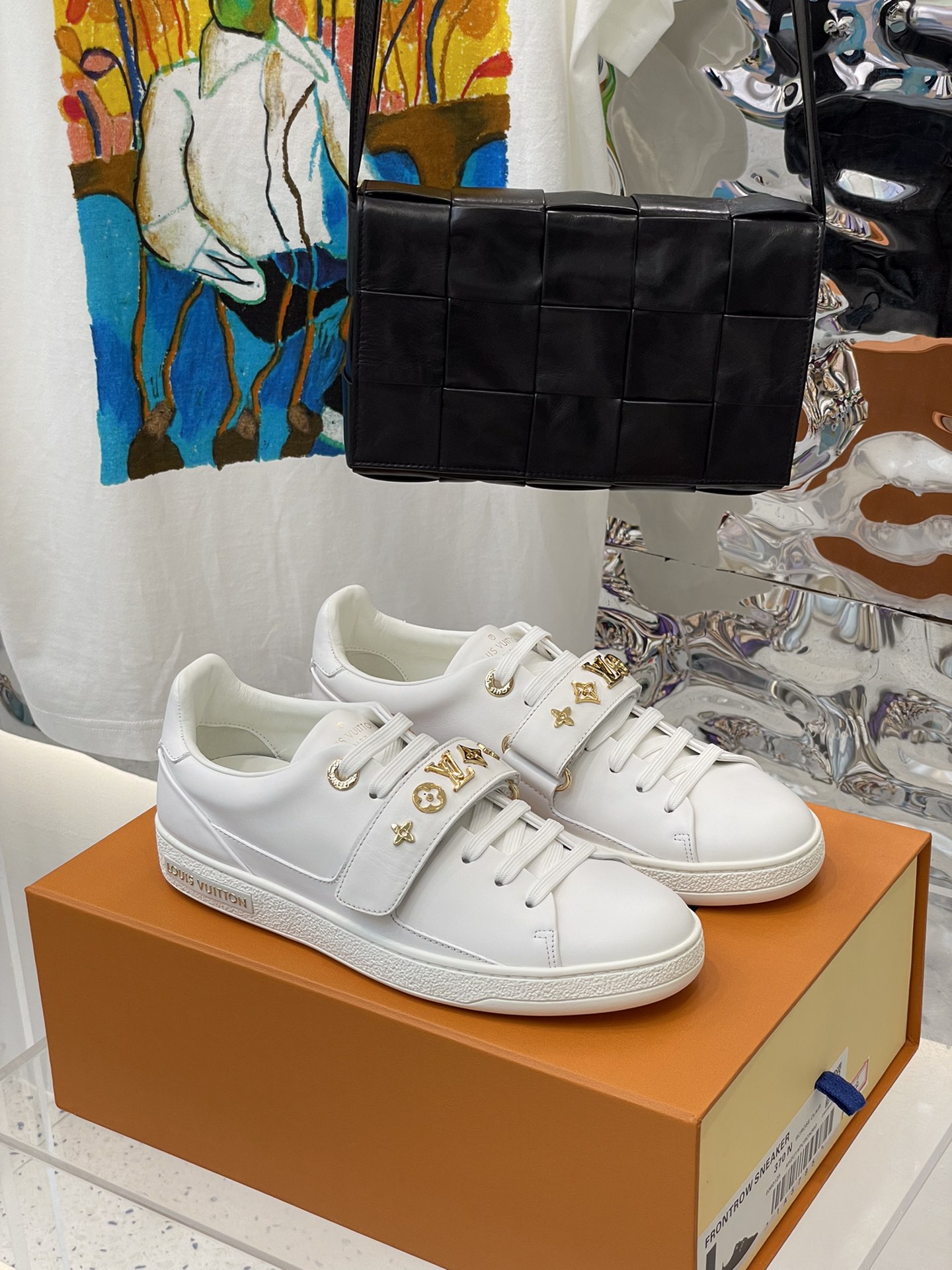 l**is V*t*n sneakers