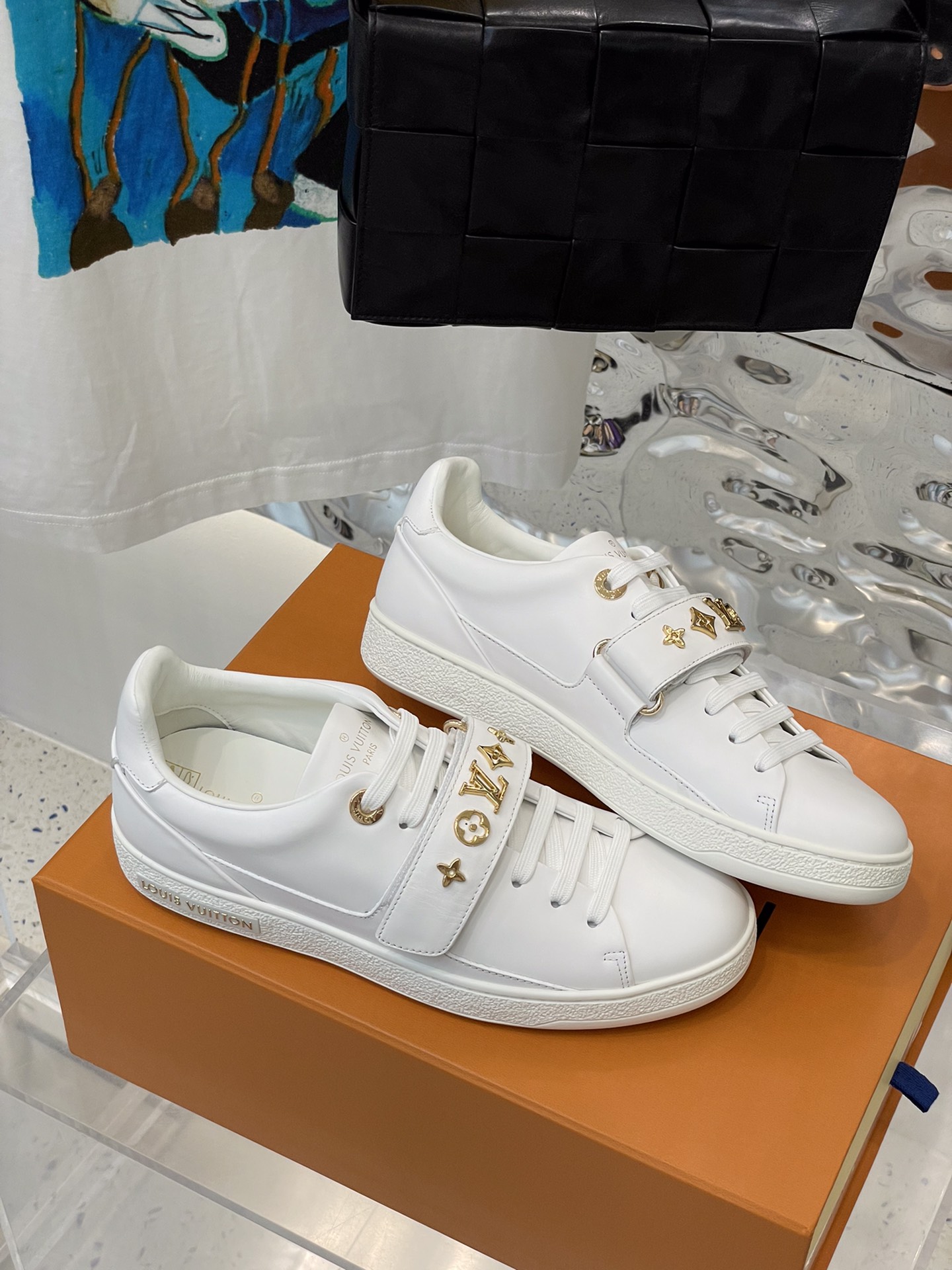 l**is V*t*n sneakers
