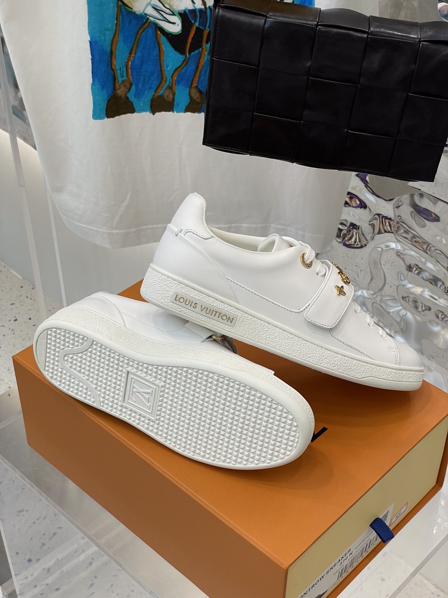 l**is V*t*n sneakers