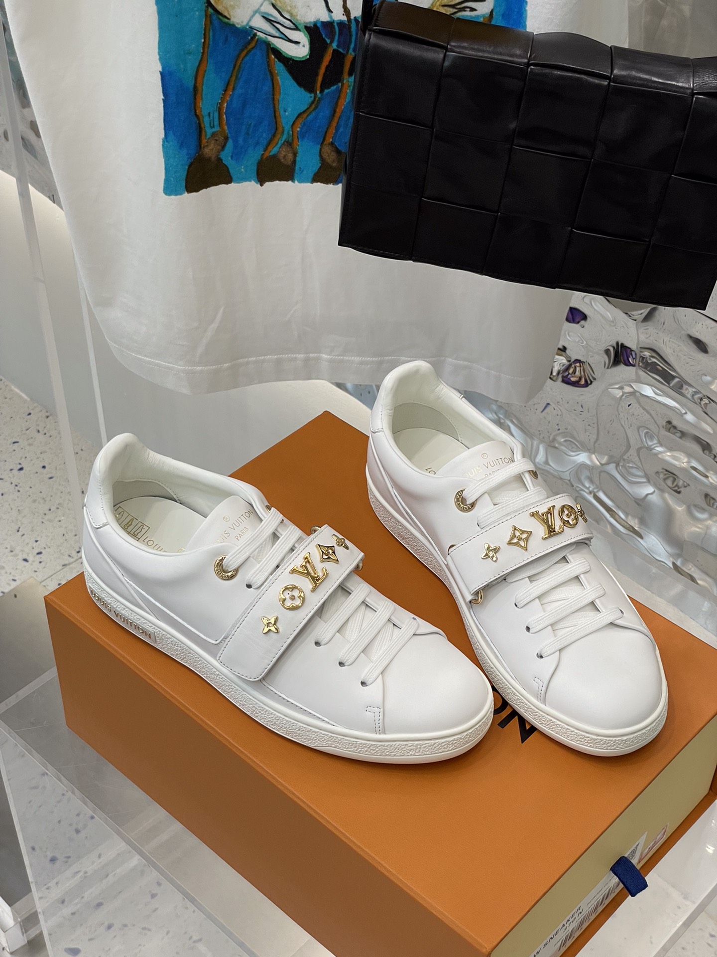 l**is V*t*n sneakers