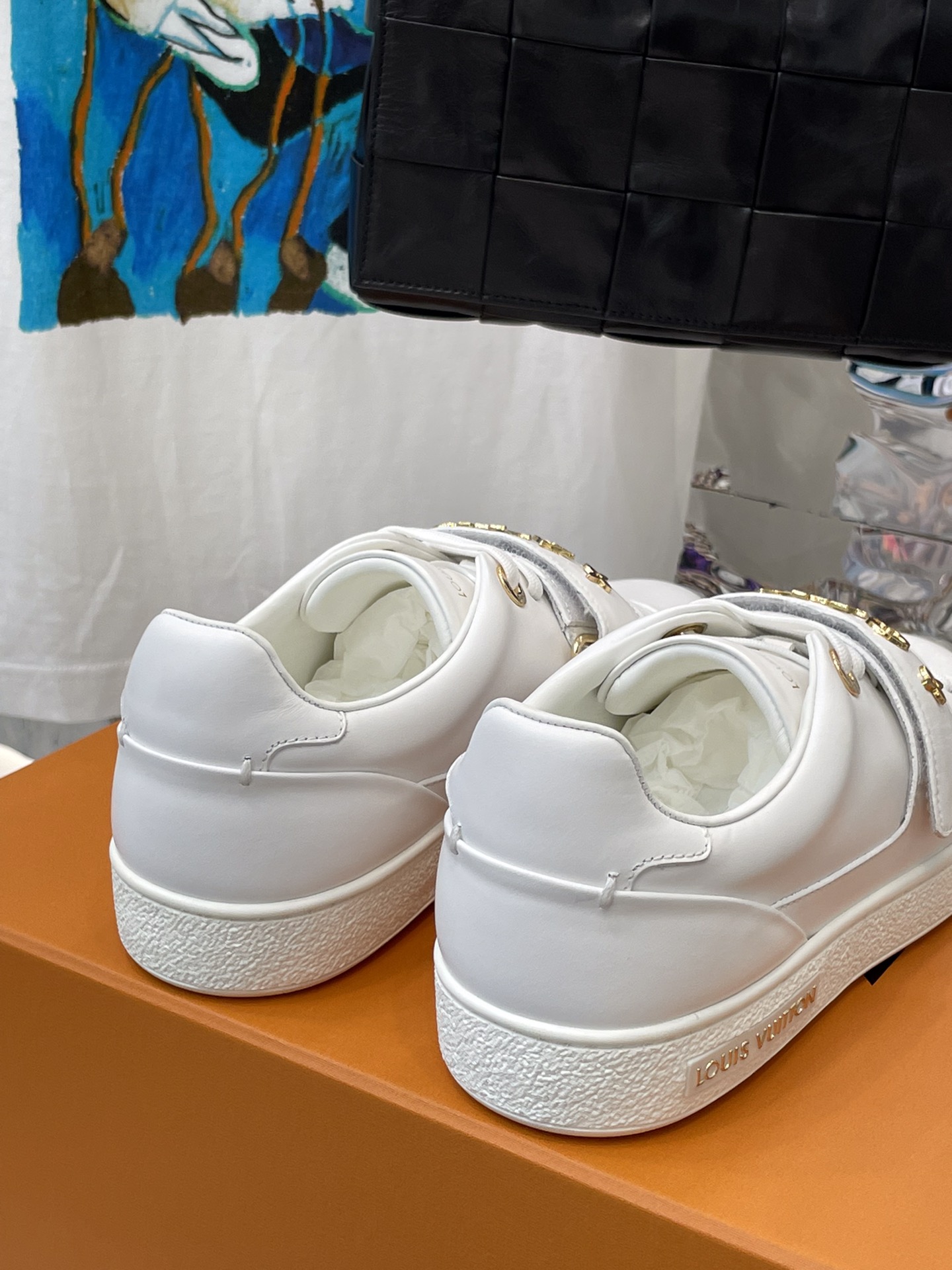 l**is V*t*n sneakers