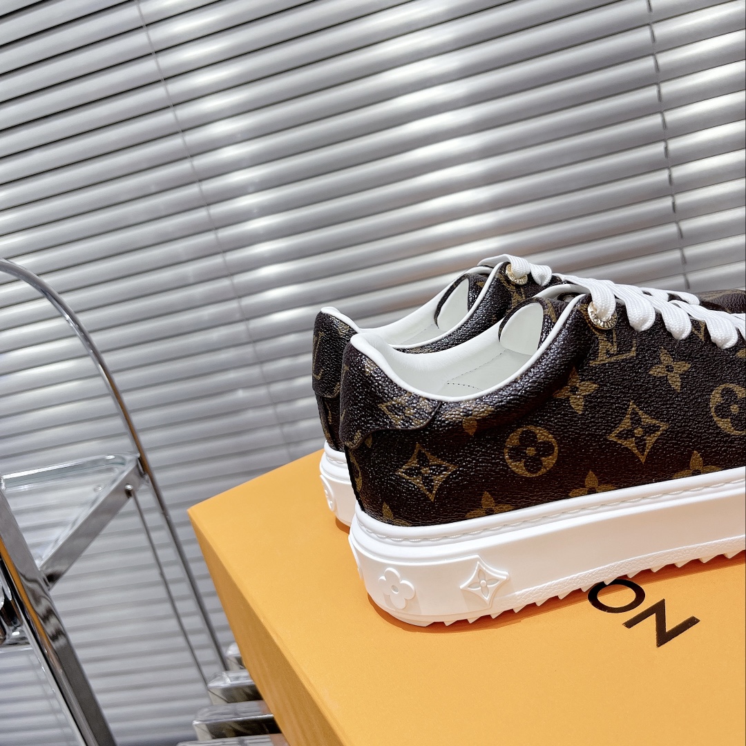 l**is V*t*n low-top sneakers