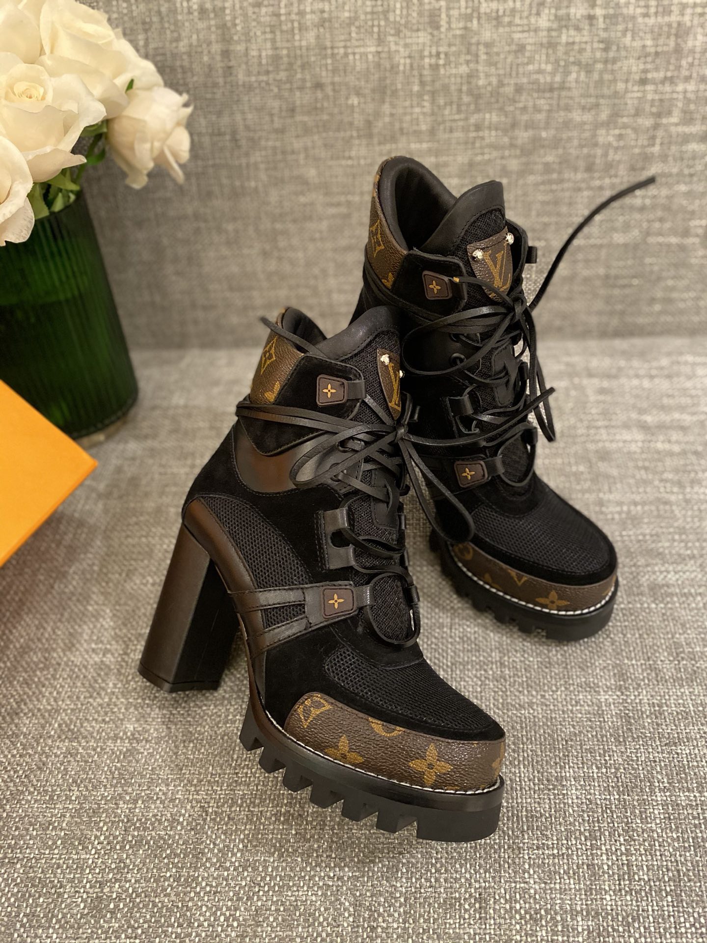 l**is V*t*n boots