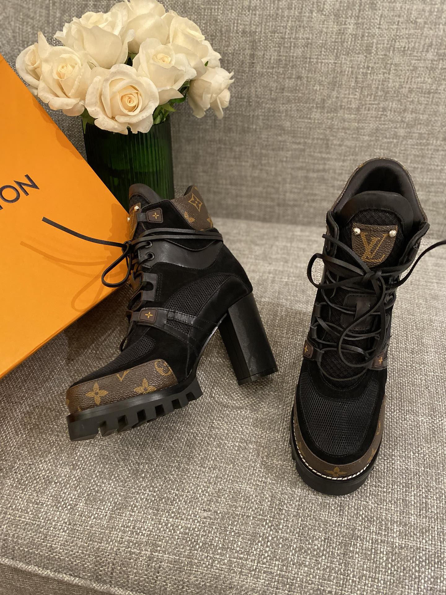 l**is V*t*n boots