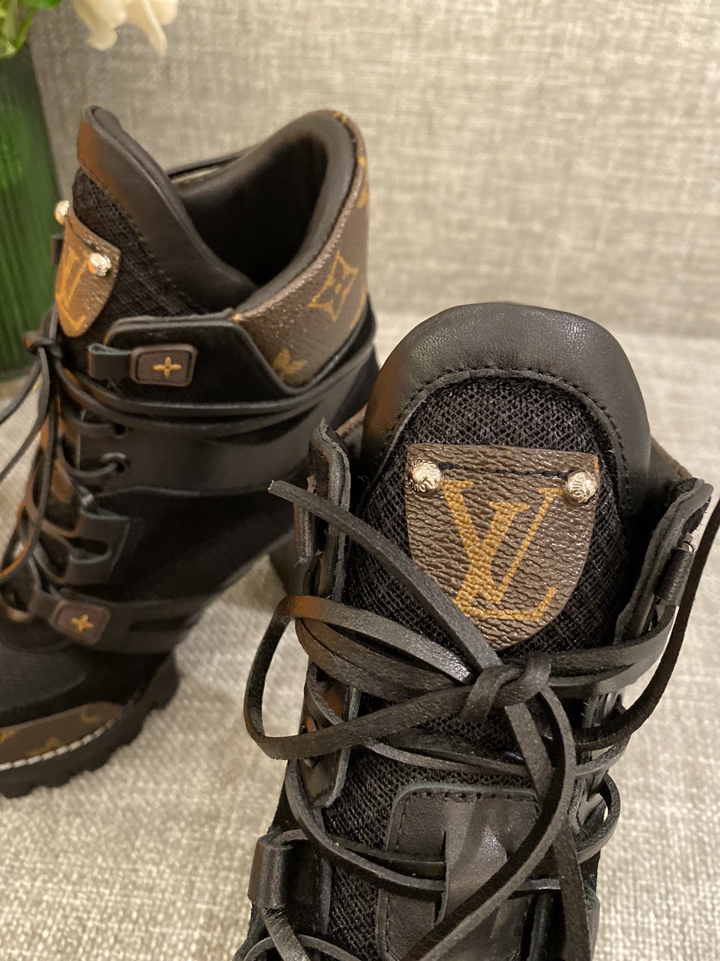 l**is V*t*n boots