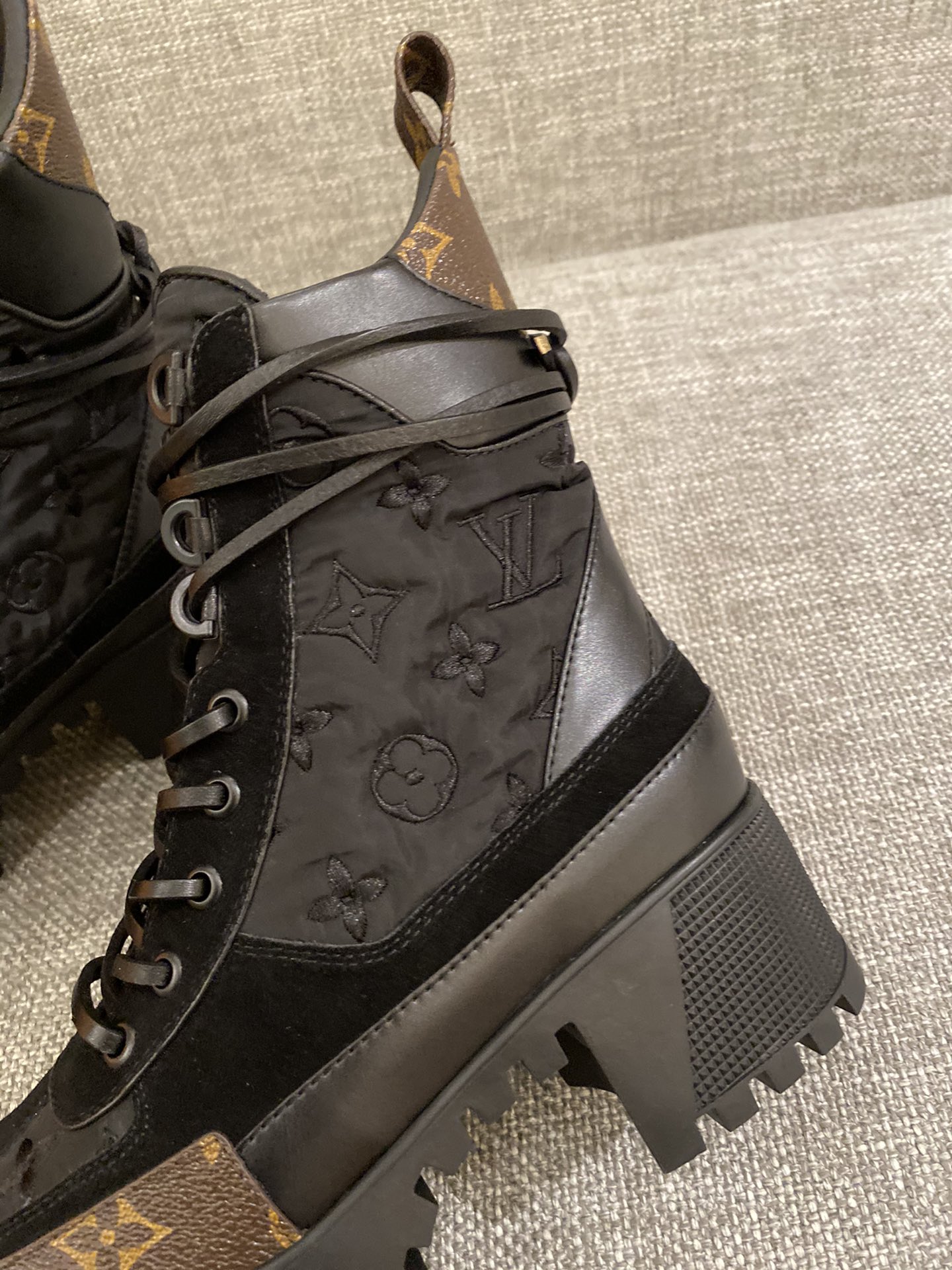 l**is V*t*n boots