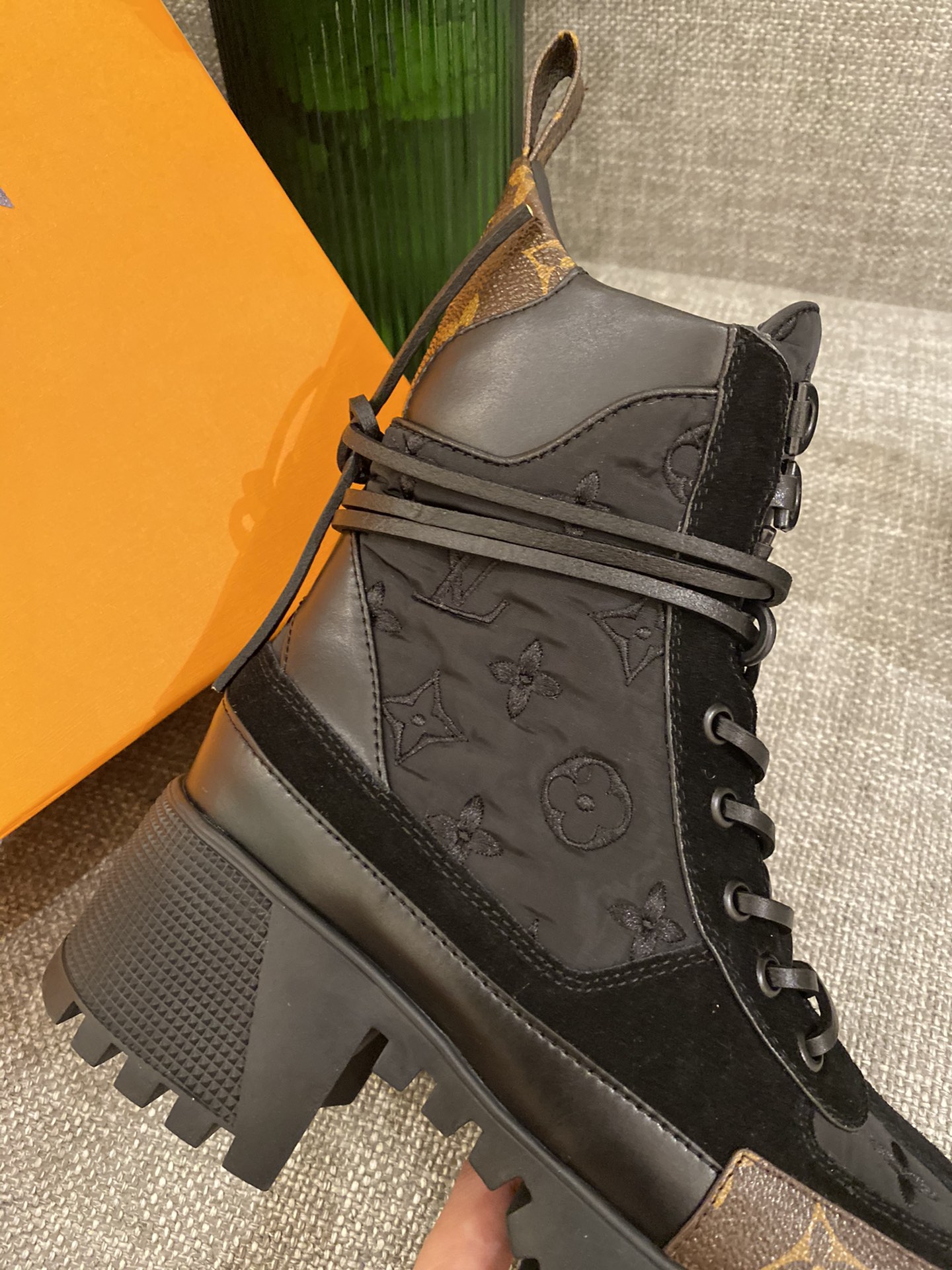 l**is V*t*n boots