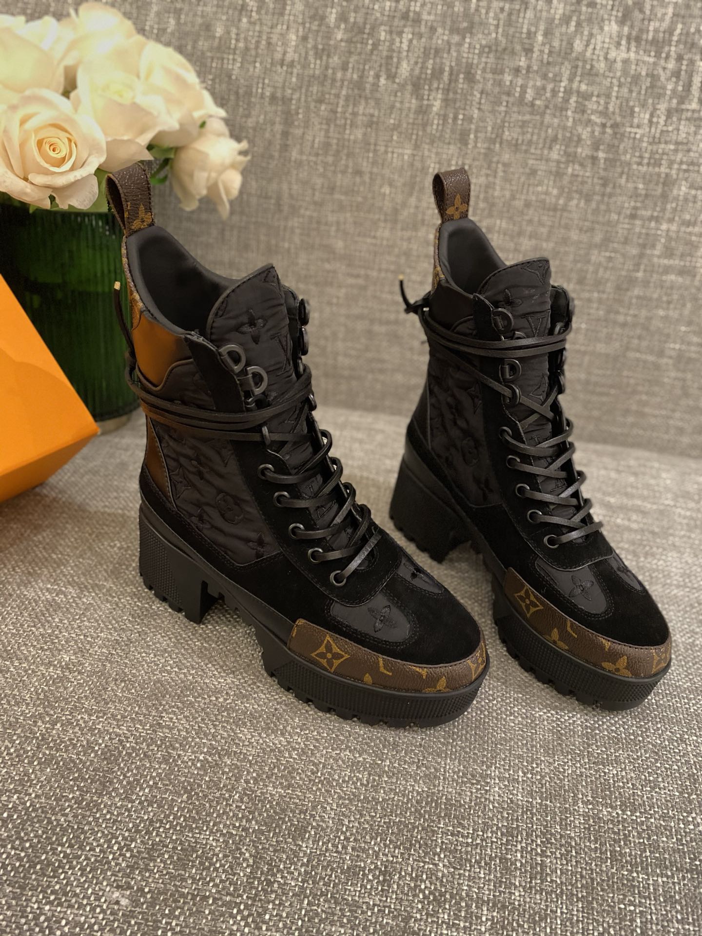 l**is V*t*n boots