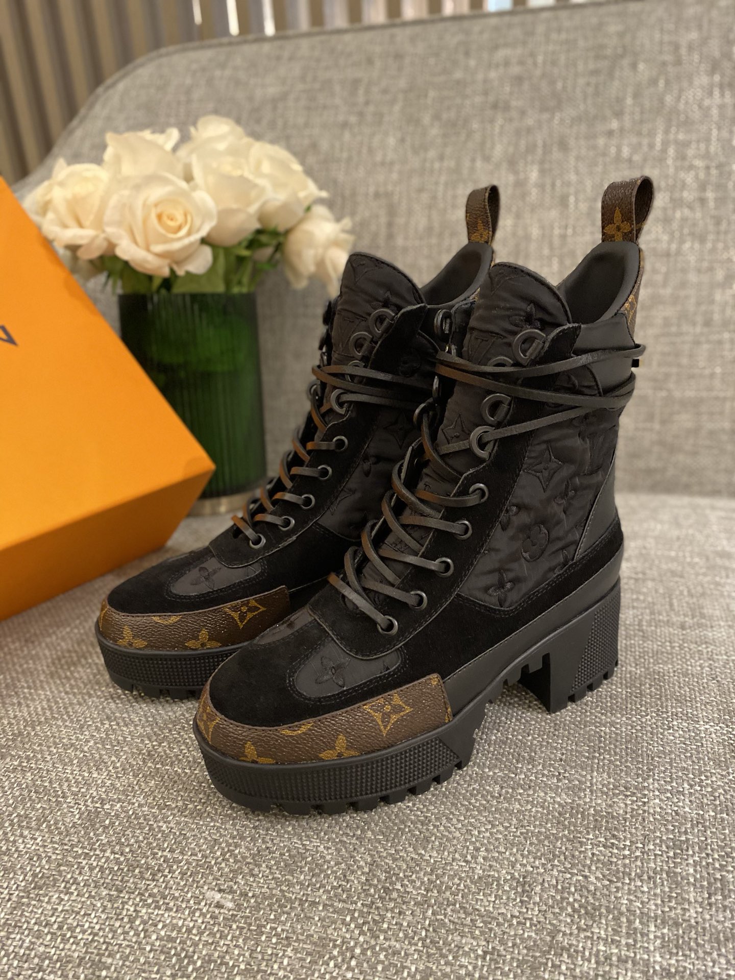 l**is V*t*n boots
