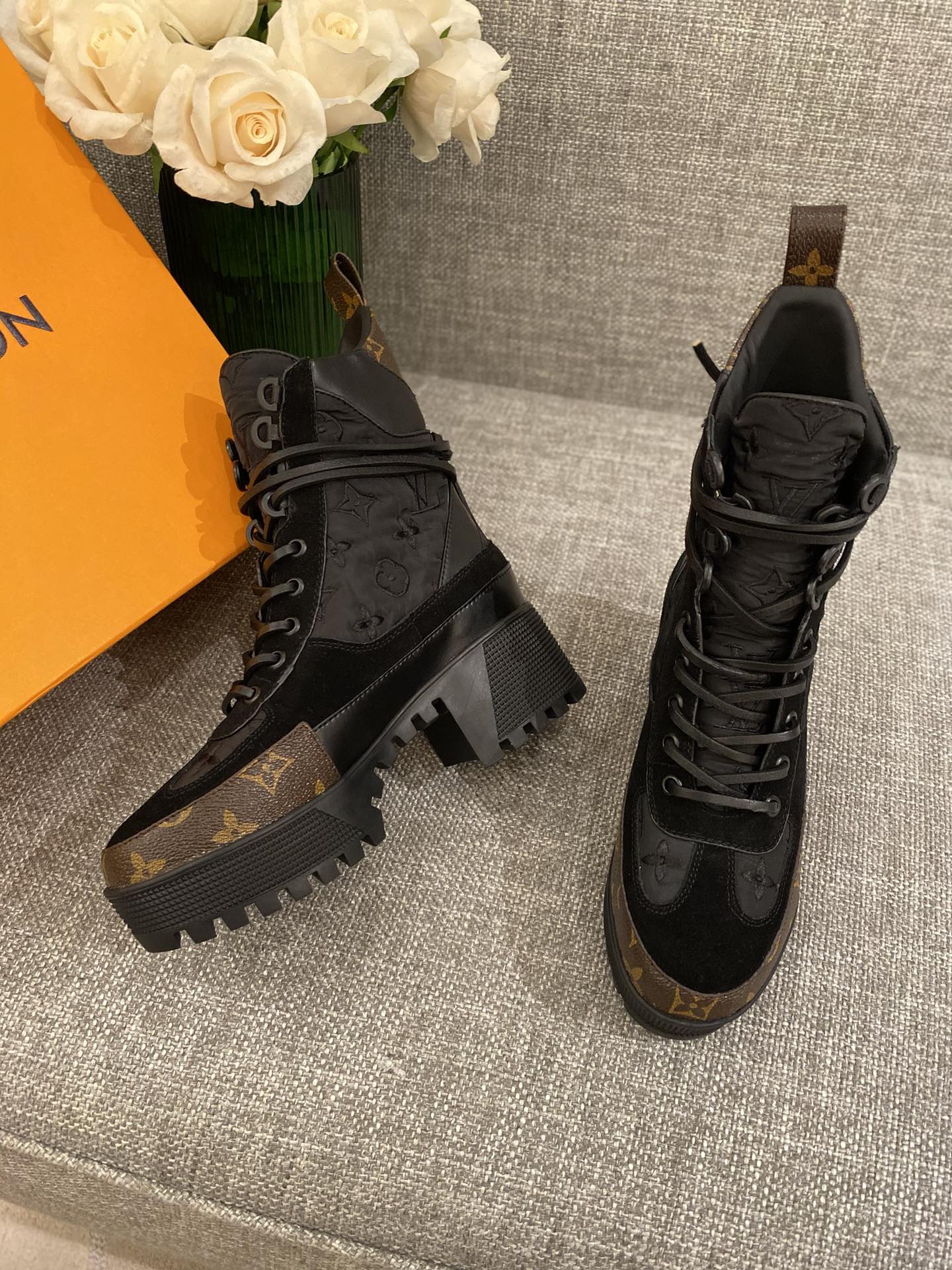 l**is V*t*n boots