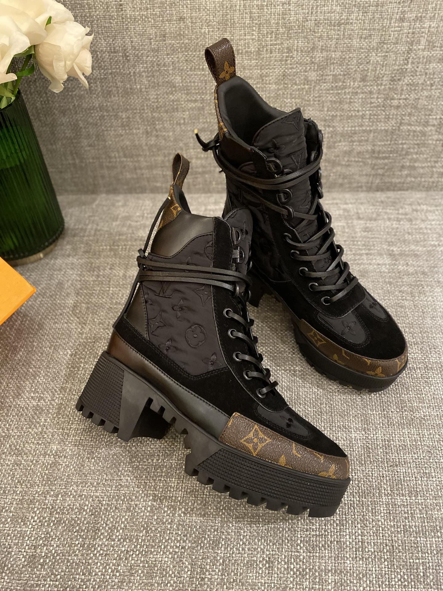 l**is V*t*n boots