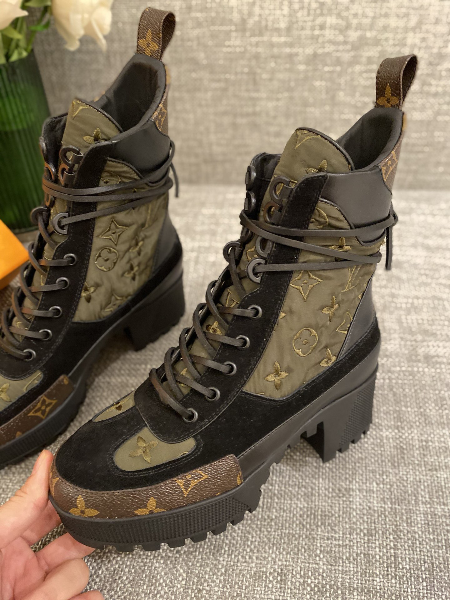 l**is V*t*n boots