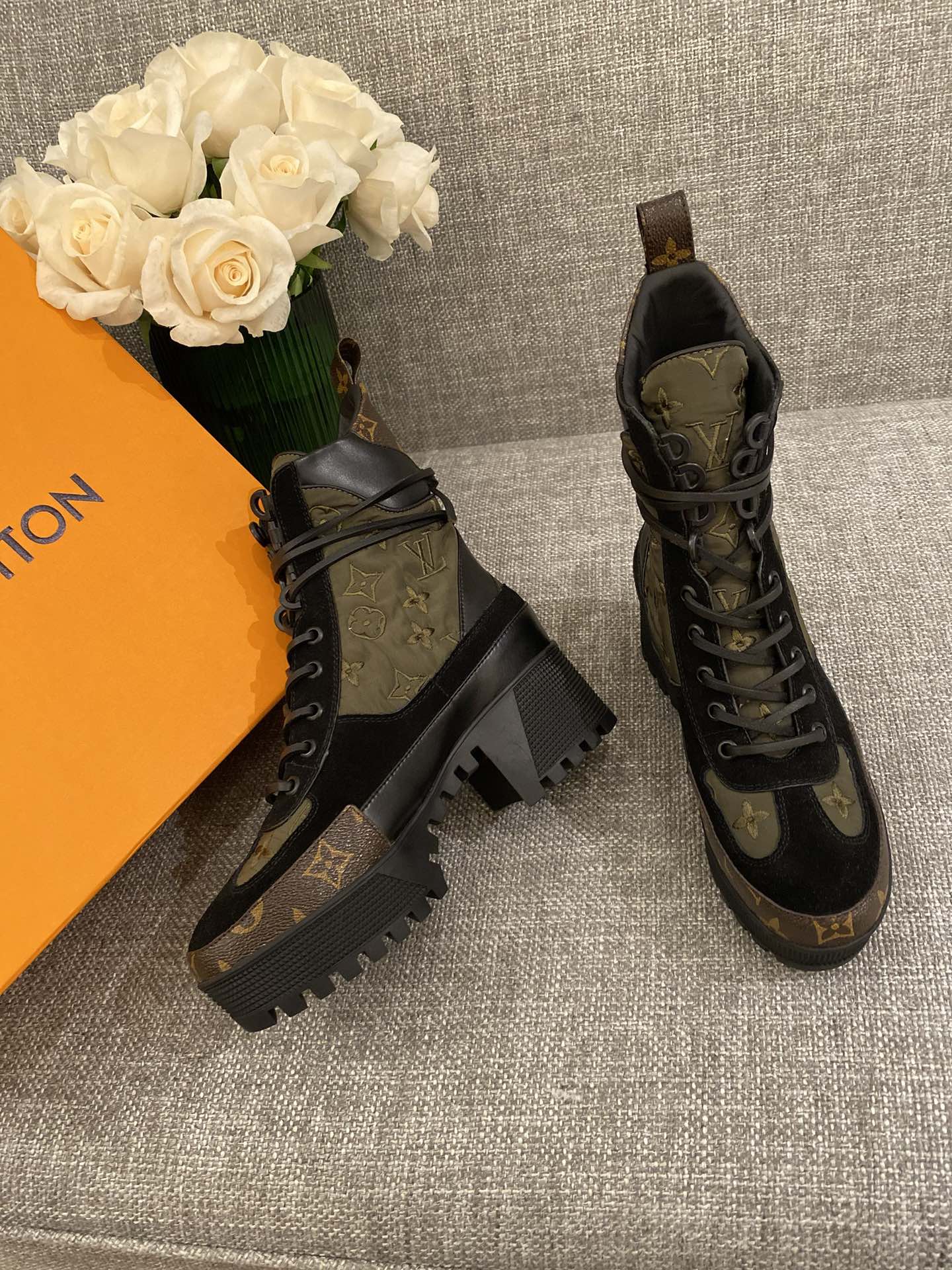 l**is V*t*n boots