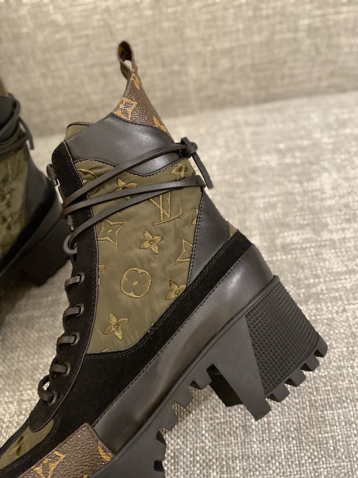 l**is V*t*n boots
