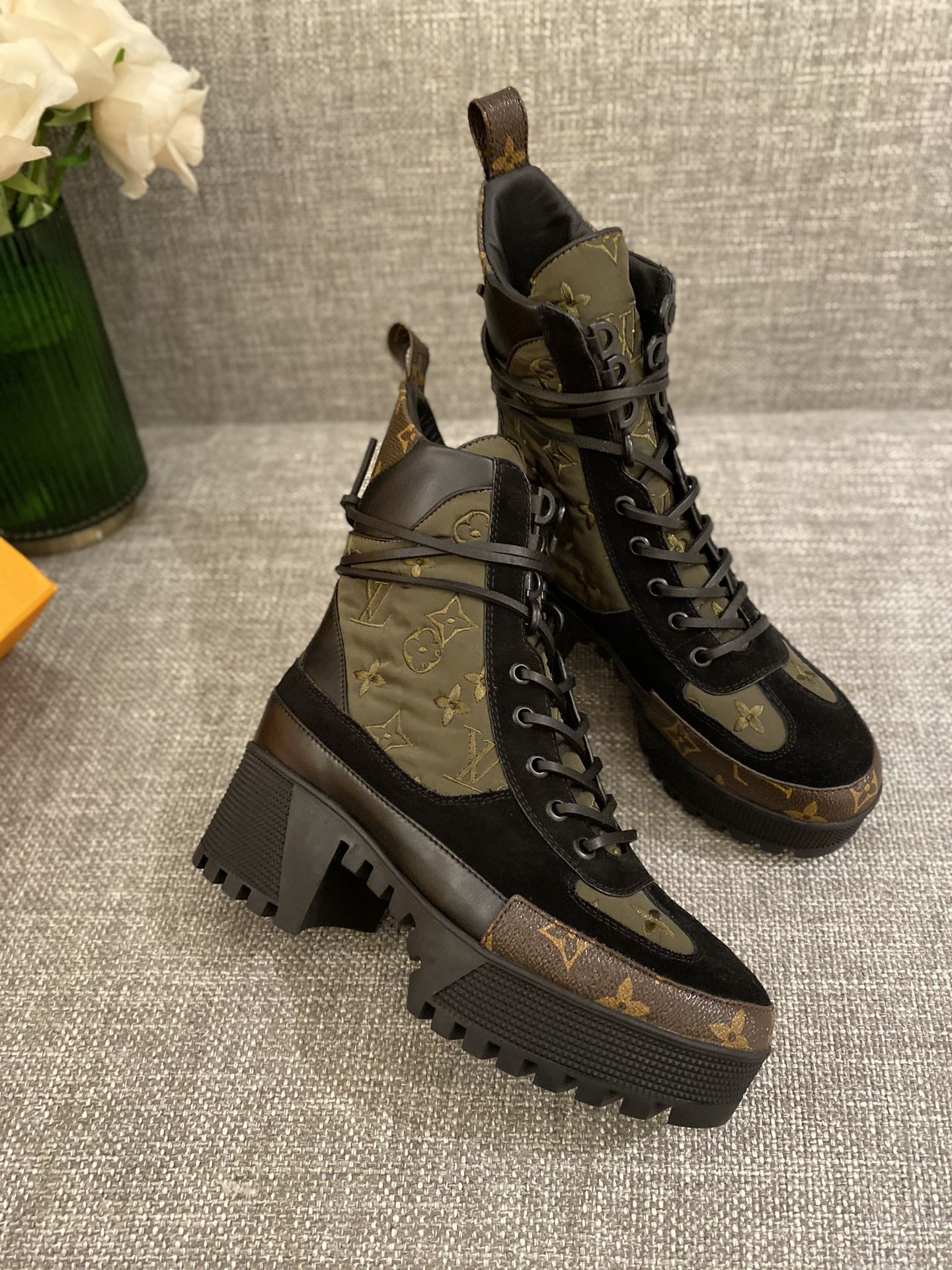 l**is V*t*n boots