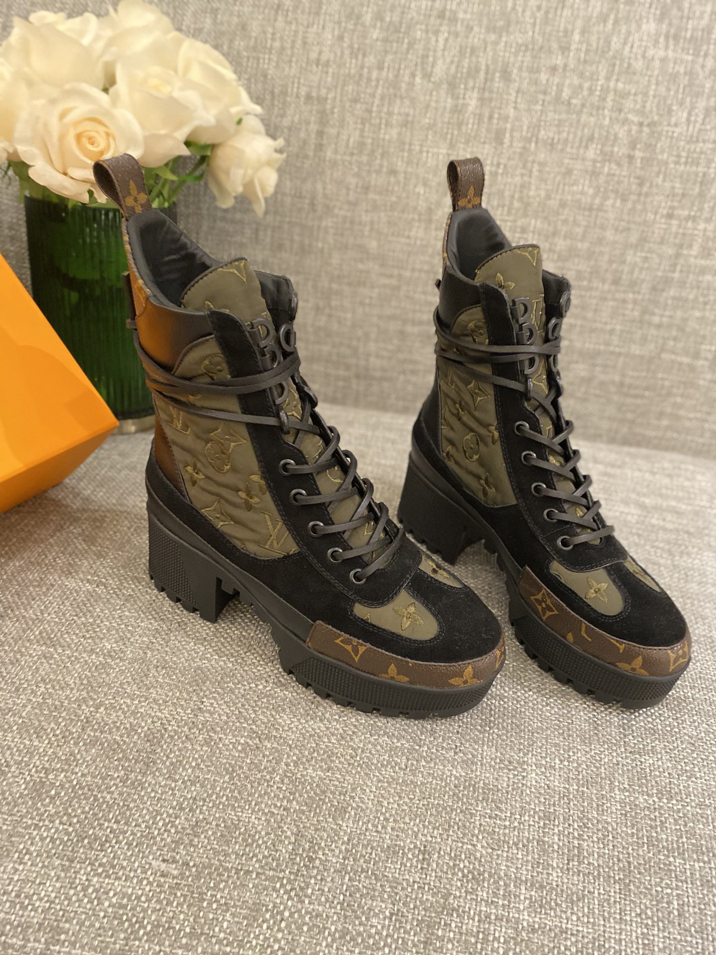 l**is V*t*n boots