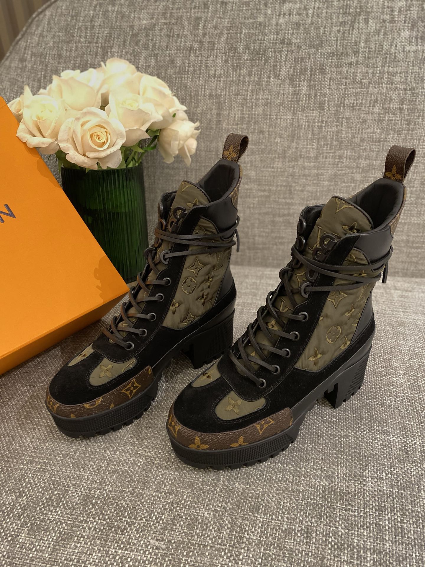 l**is V*t*n boots
