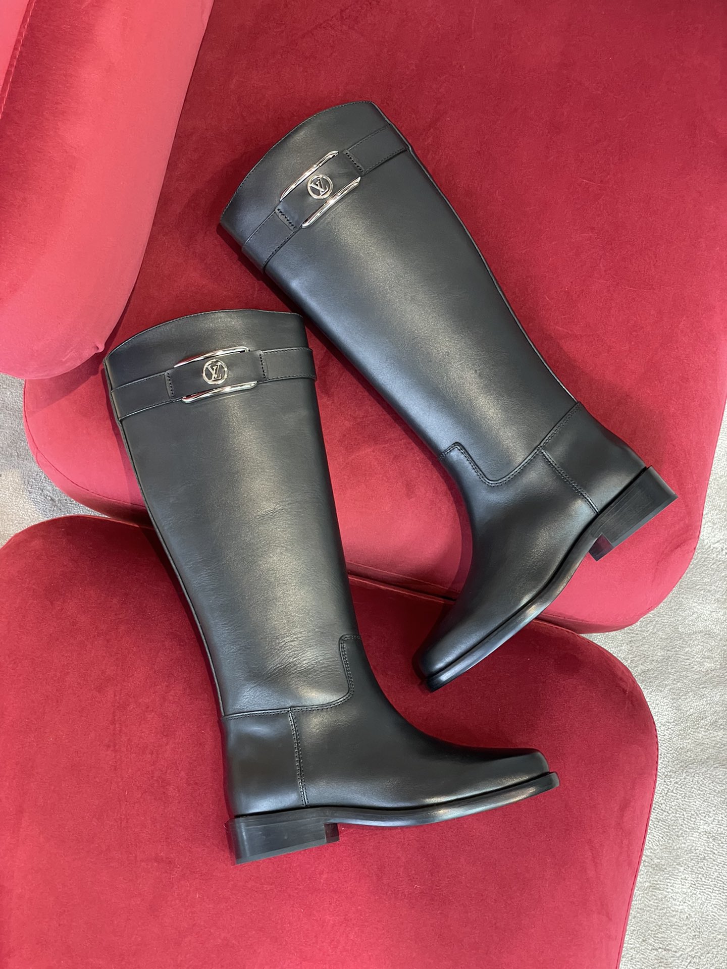 l**is V*t*n boots