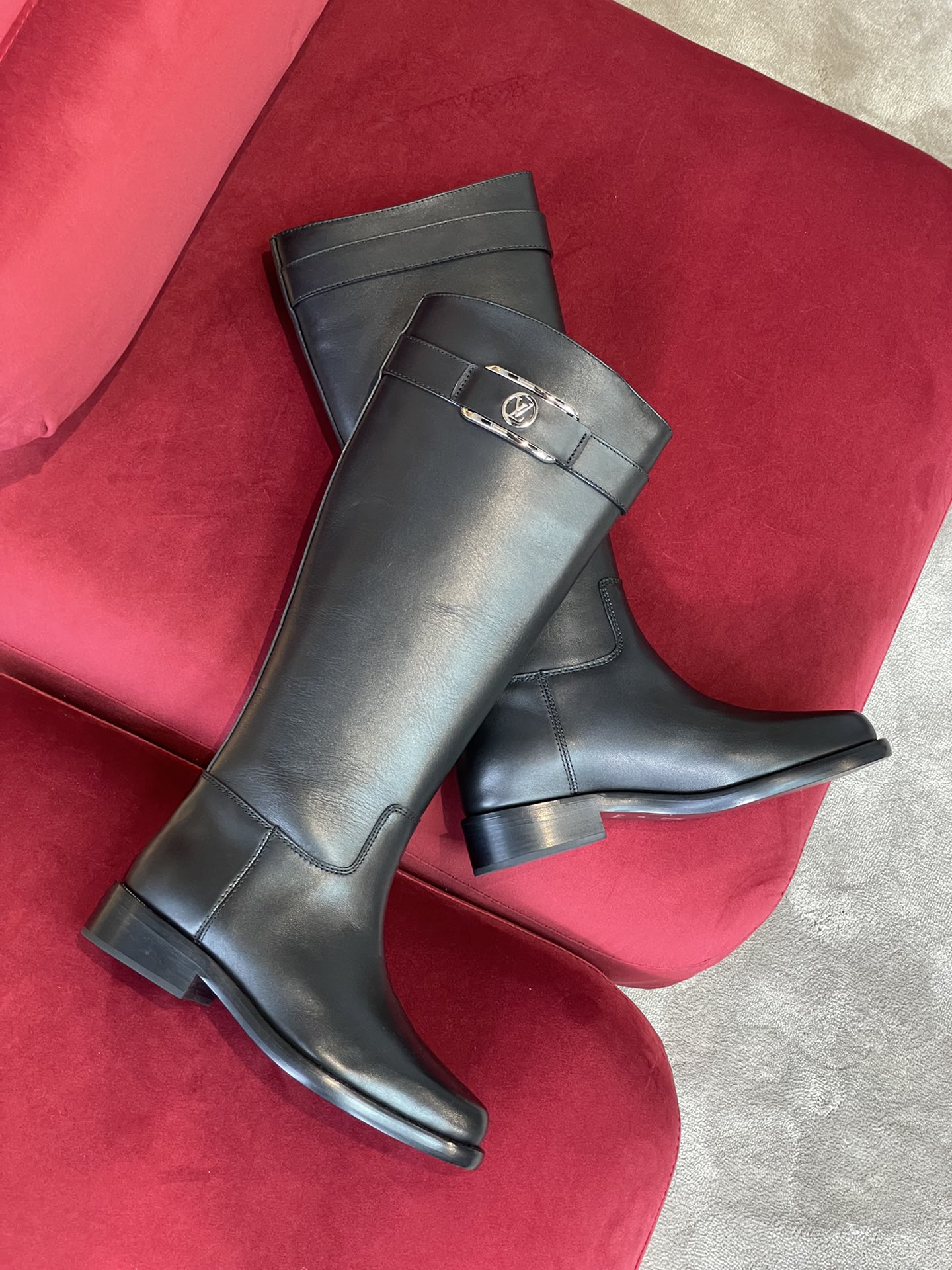 l**is V*t*n boots