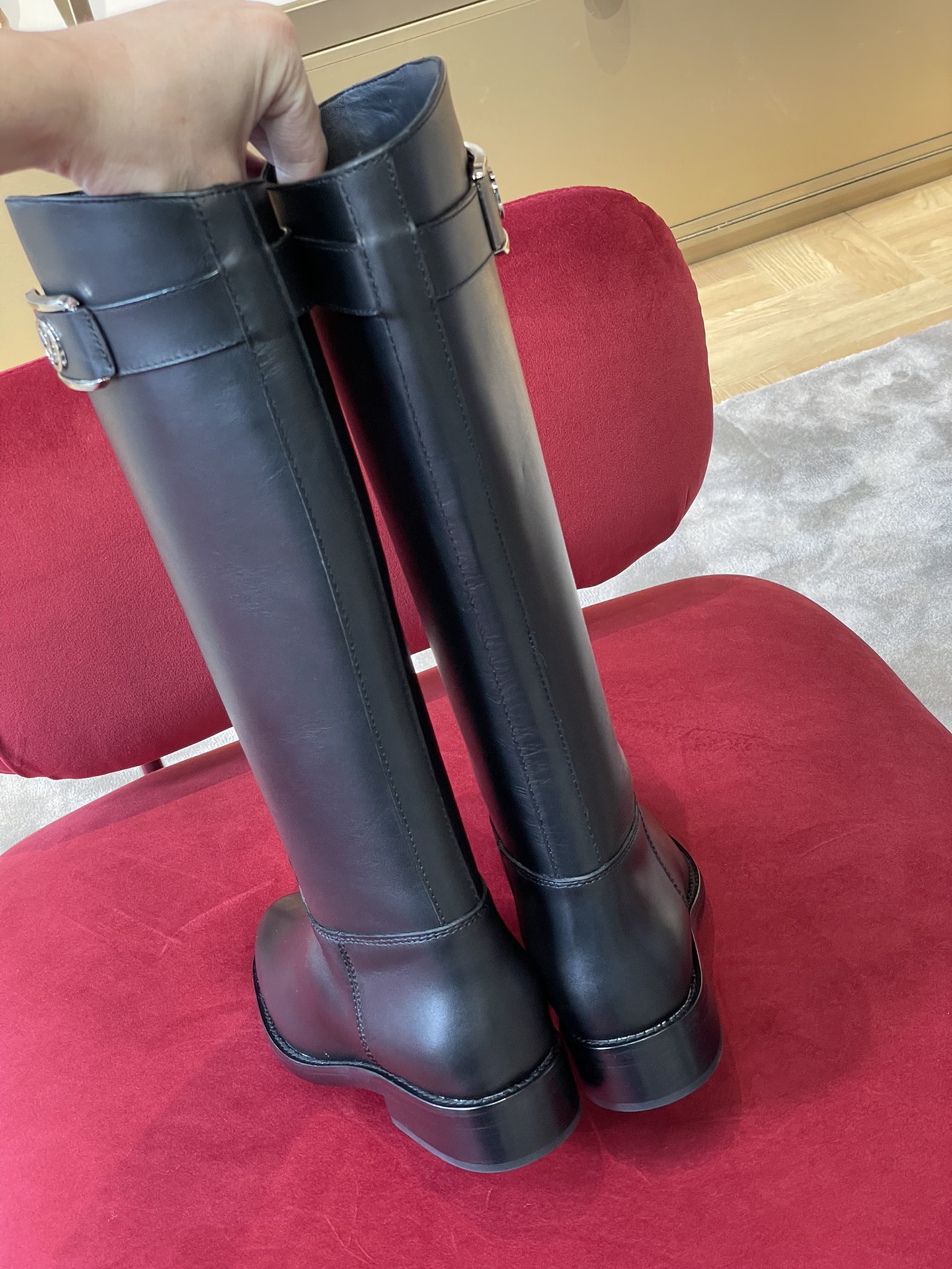 l**is V*t*n boots