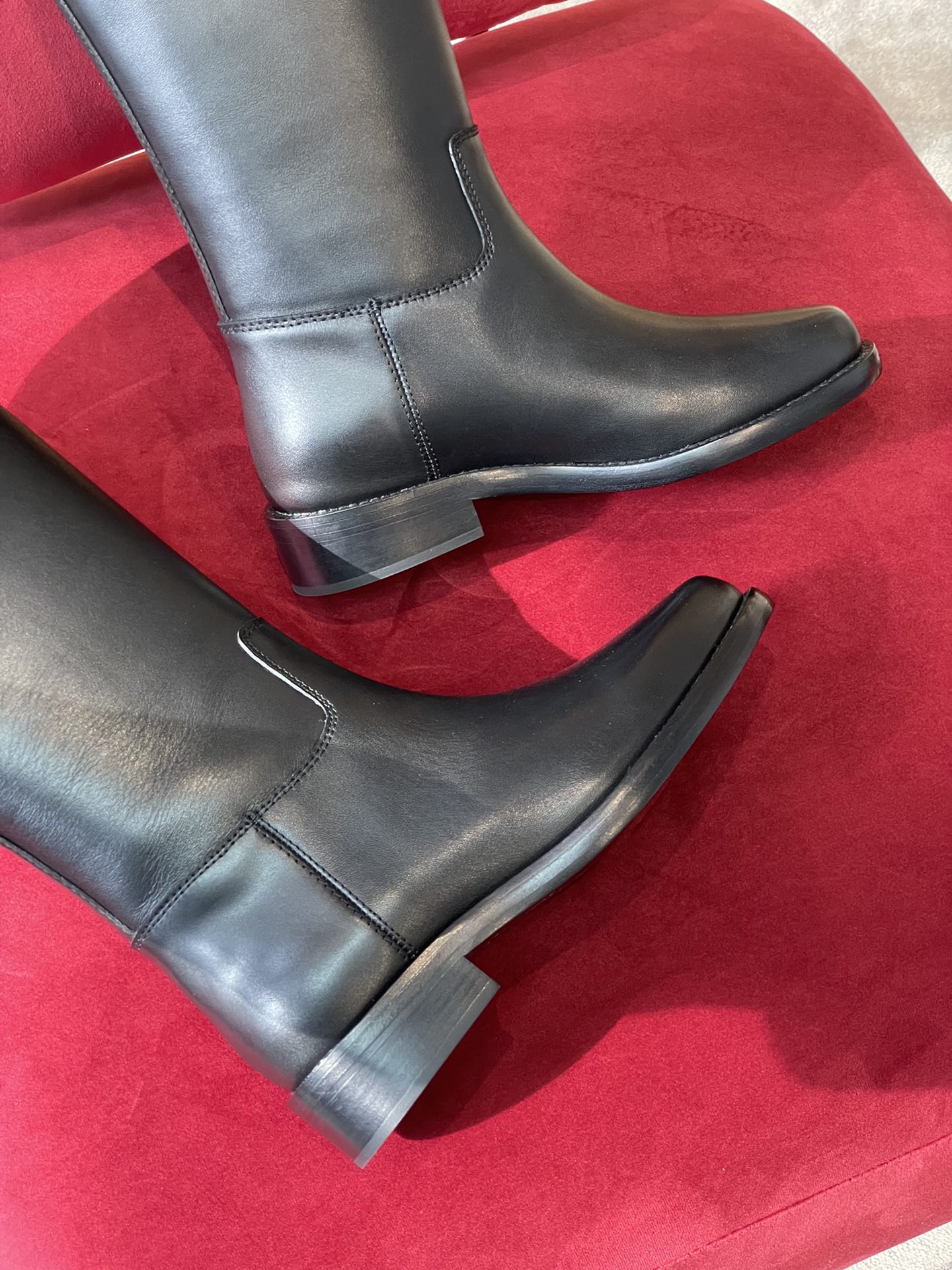 l**is V*t*n boots