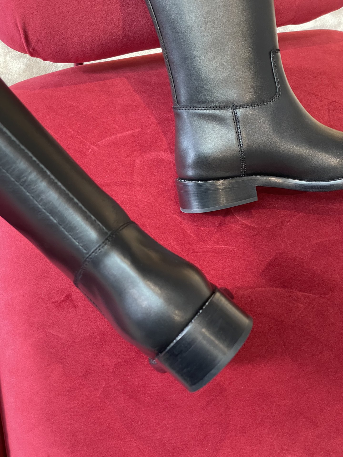 l**is V*t*n boots