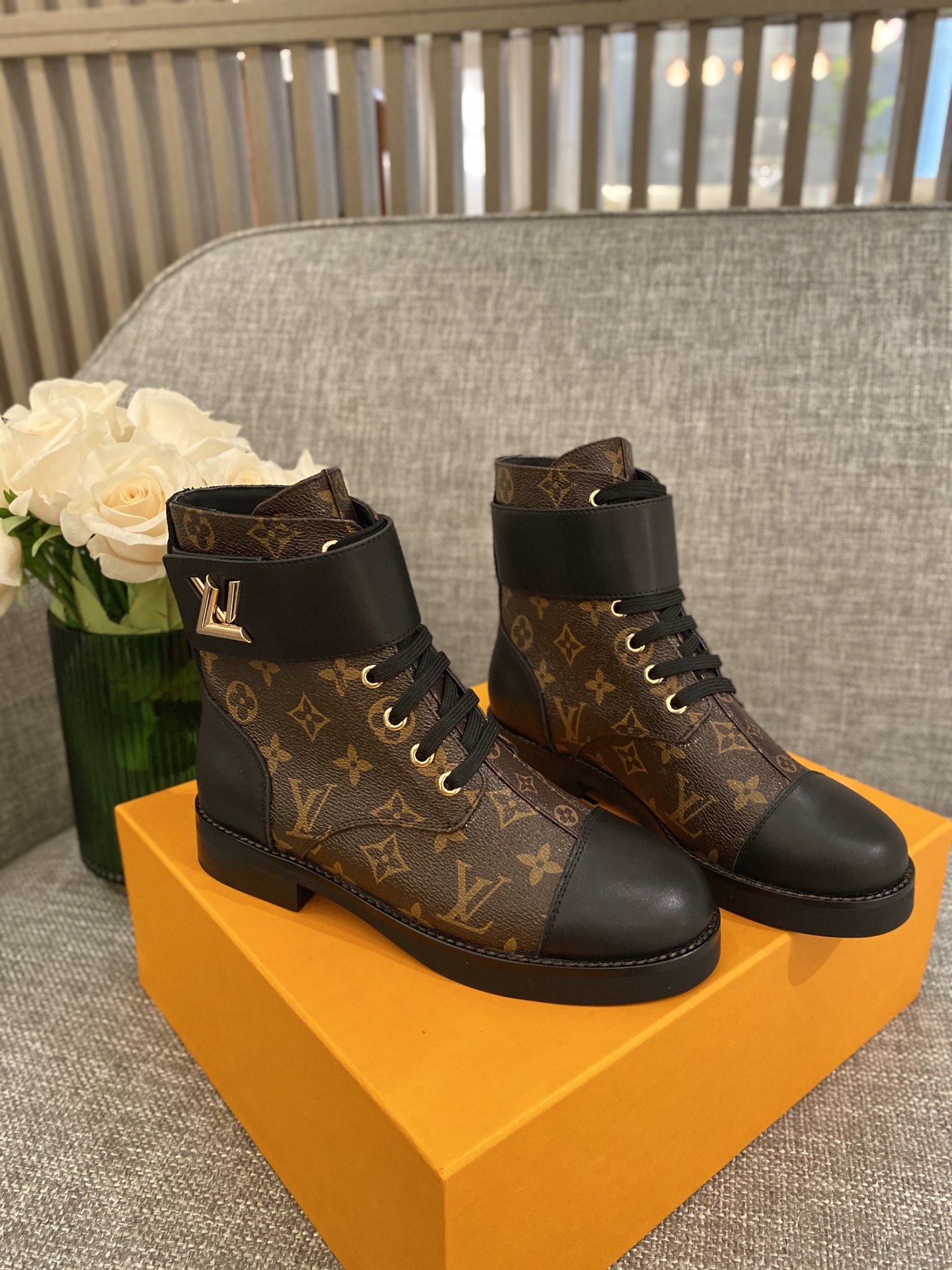 l**is V*t*n boots