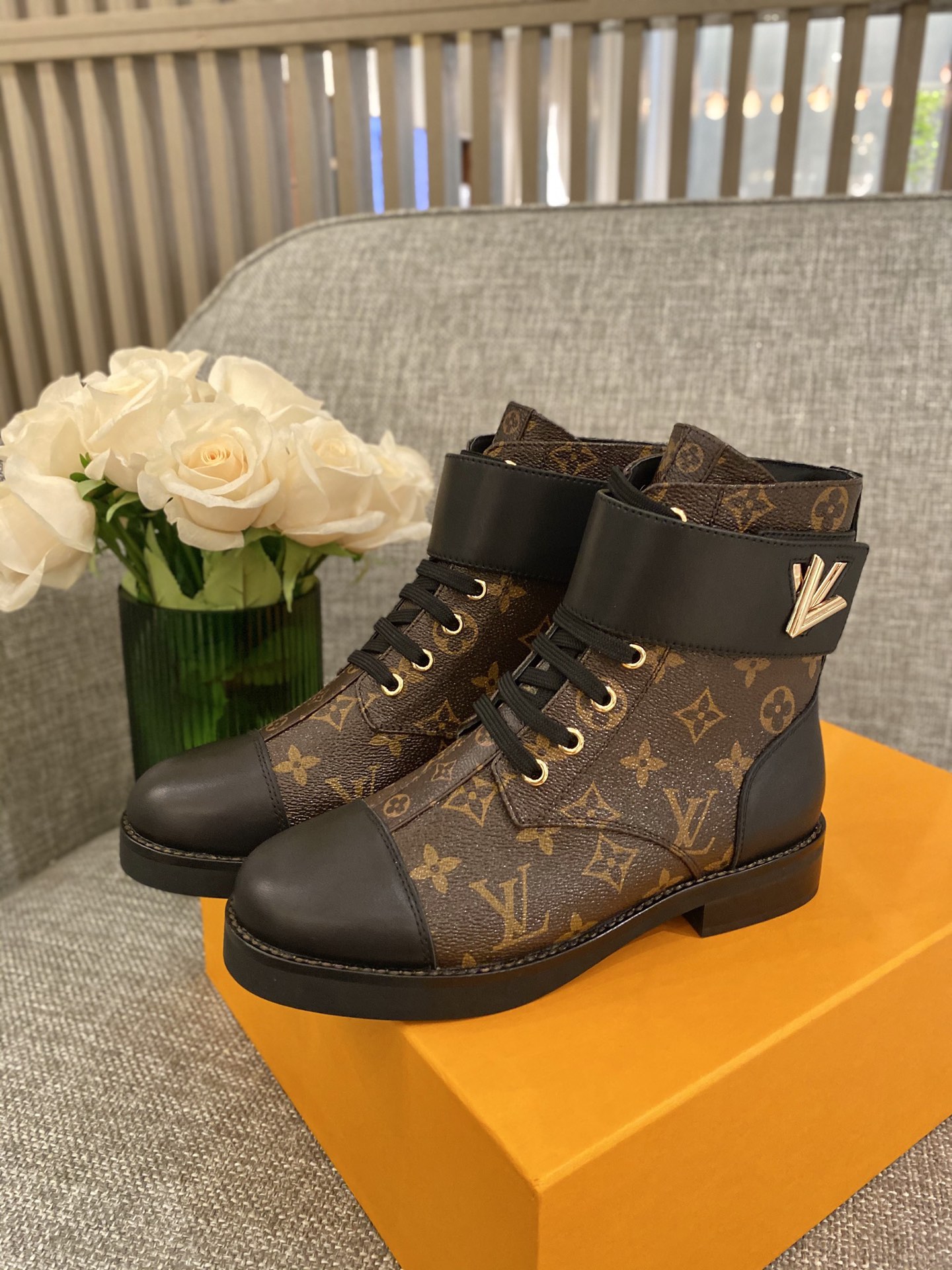 l**is V*t*n boots
