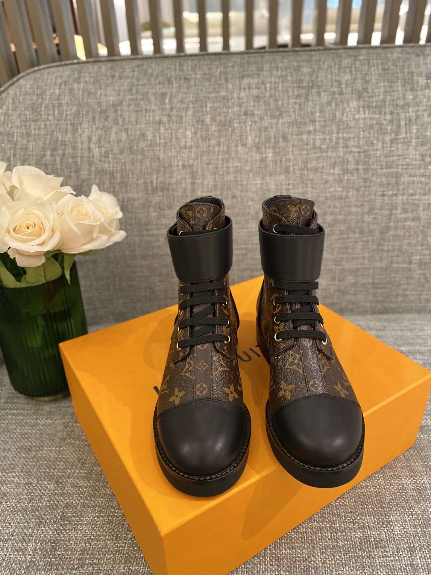 l**is V*t*n boots
