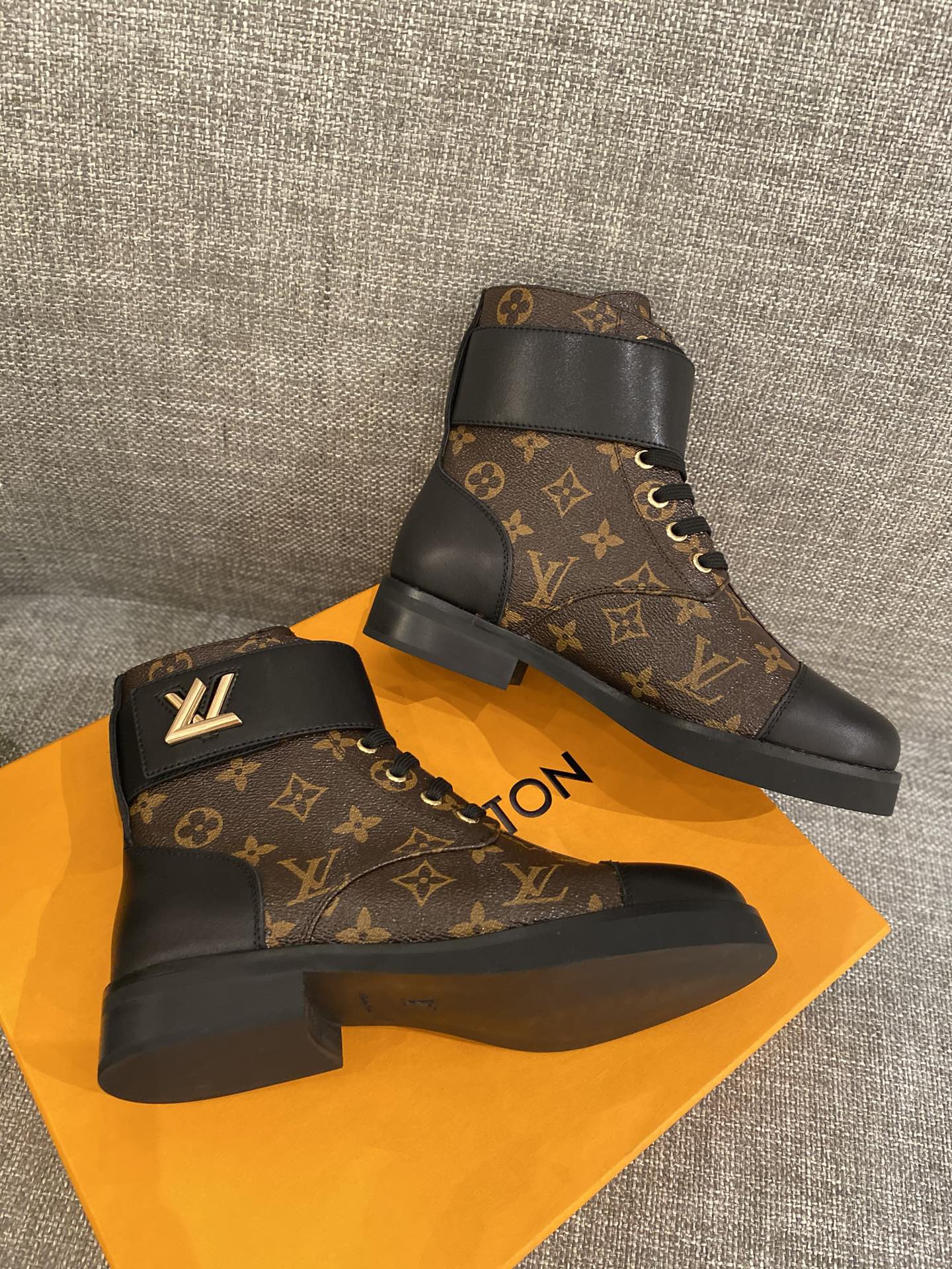 l**is V*t*n boots
