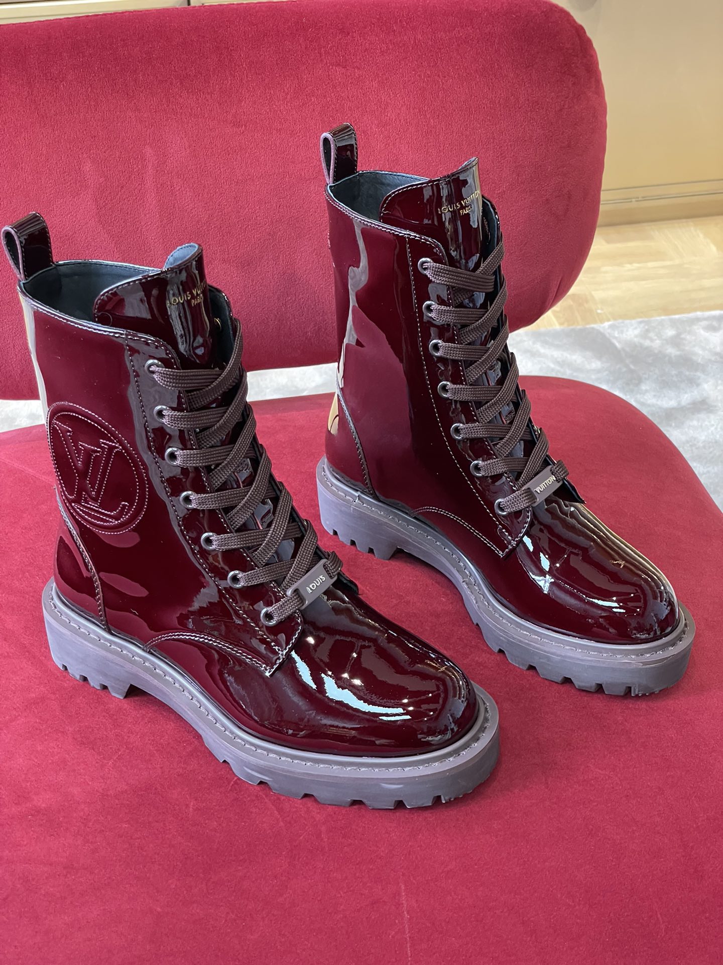 l**is V*t*n boots