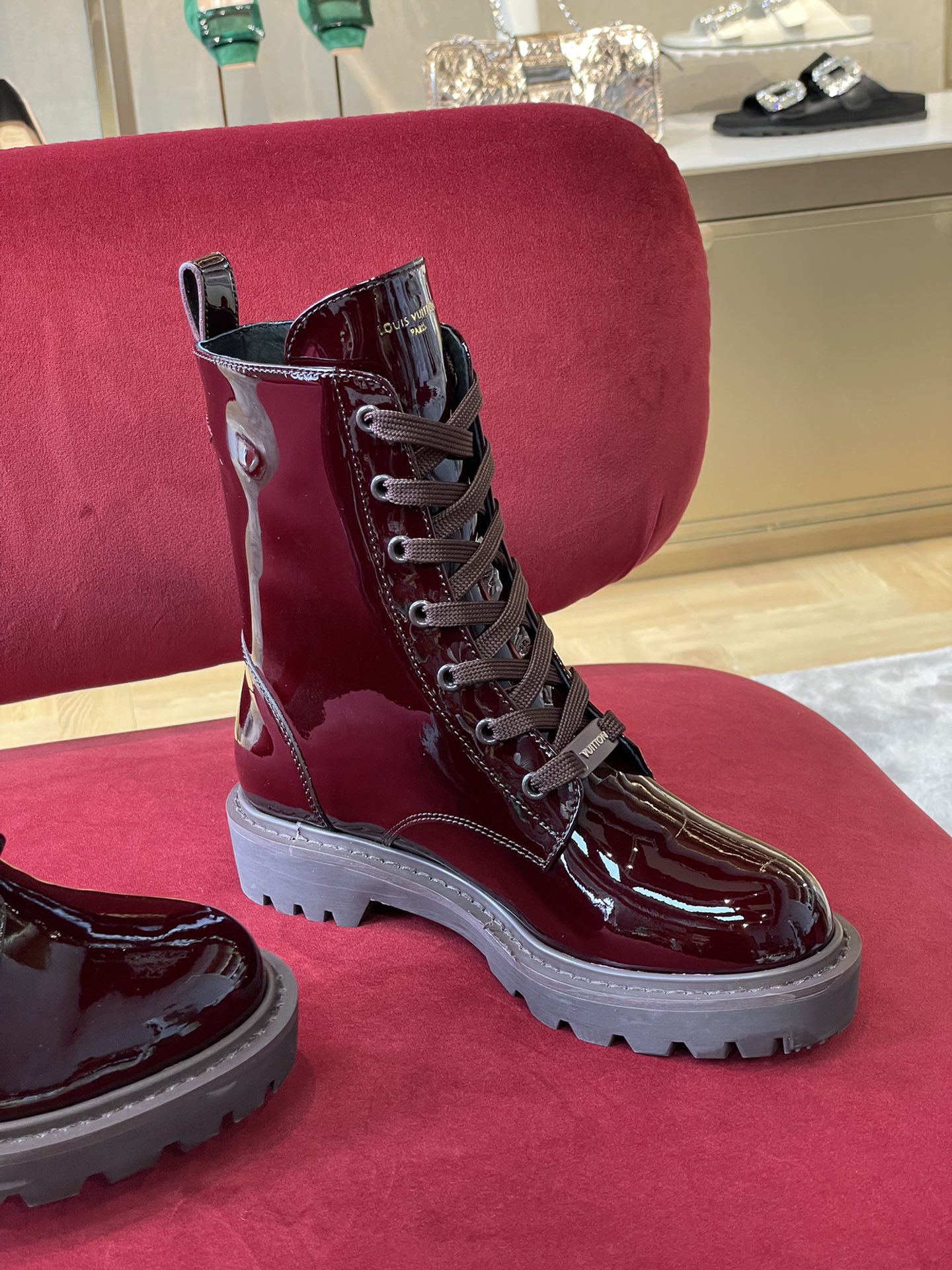 l**is V*t*n boots