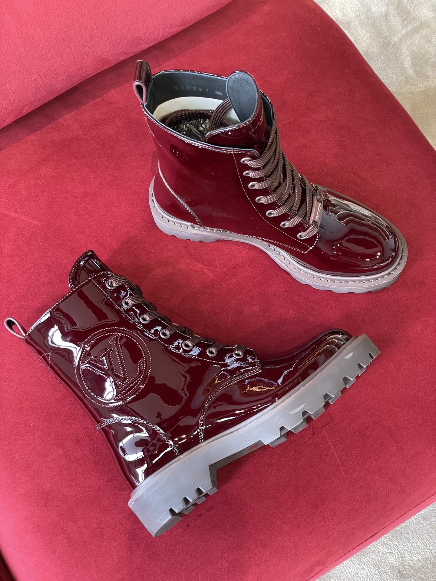 l**is V*t*n boots