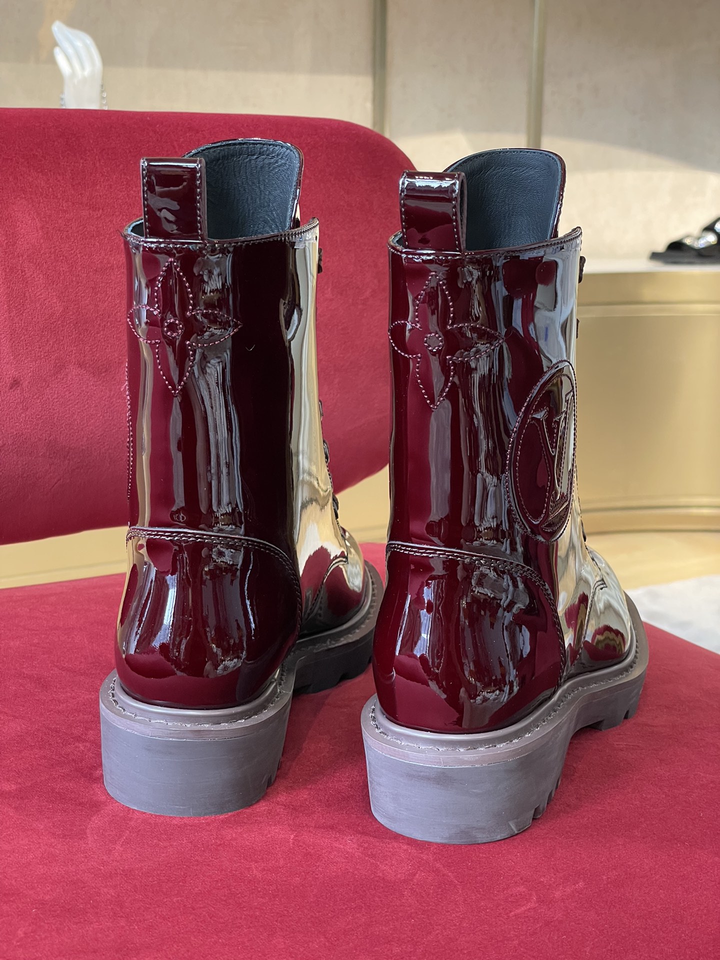 l**is V*t*n boots