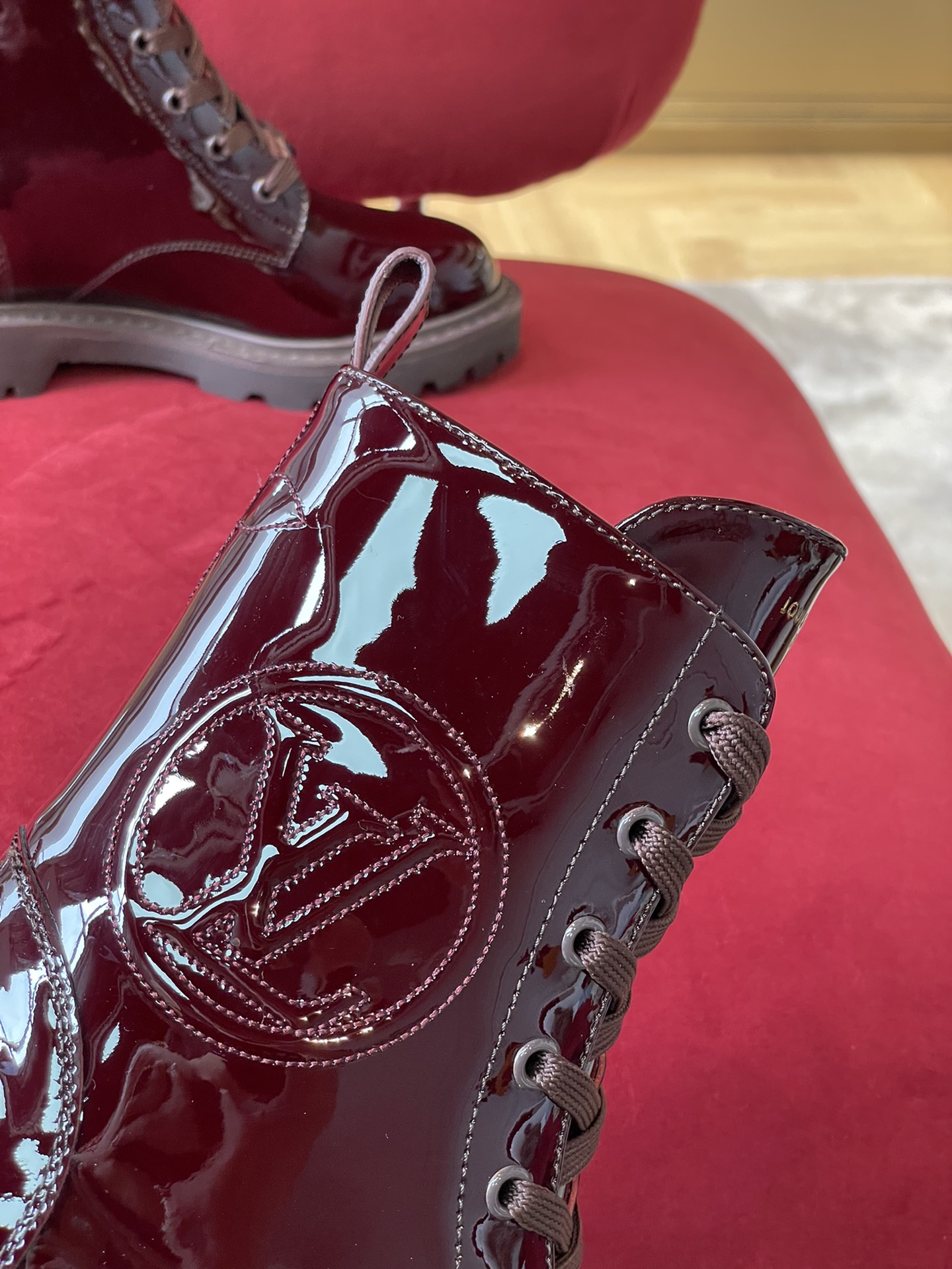 l**is V*t*n boots