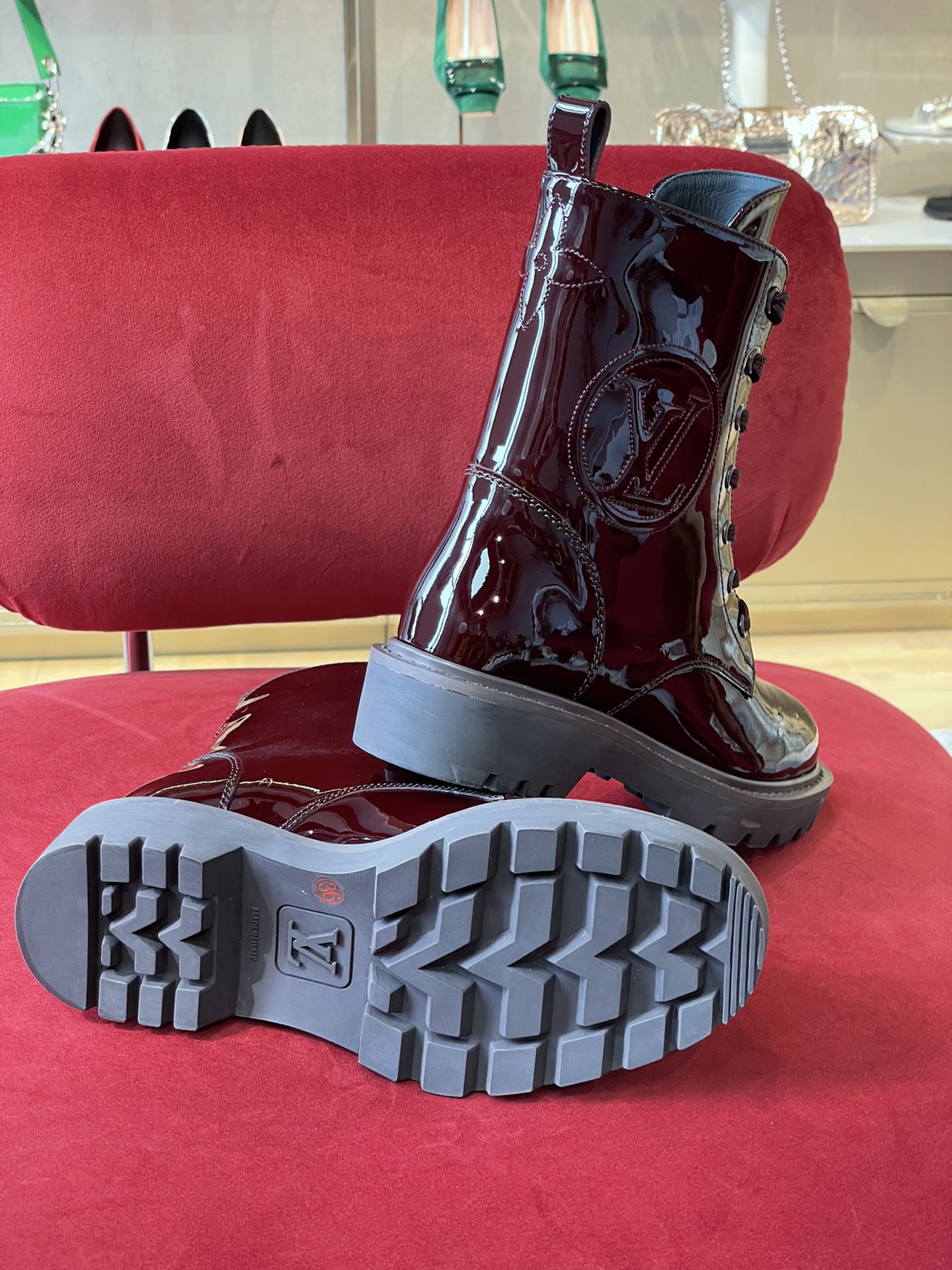 l**is V*t*n boots