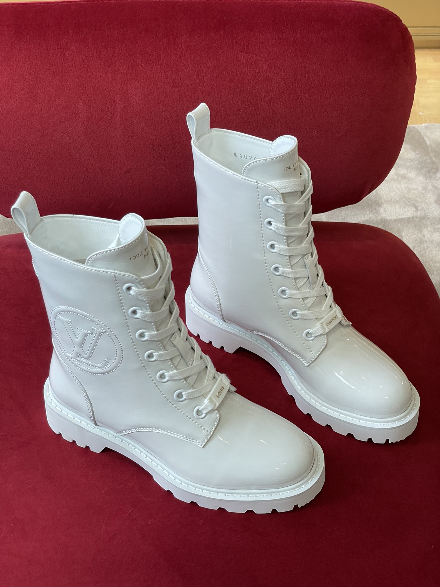 l**is V*t*n boots
