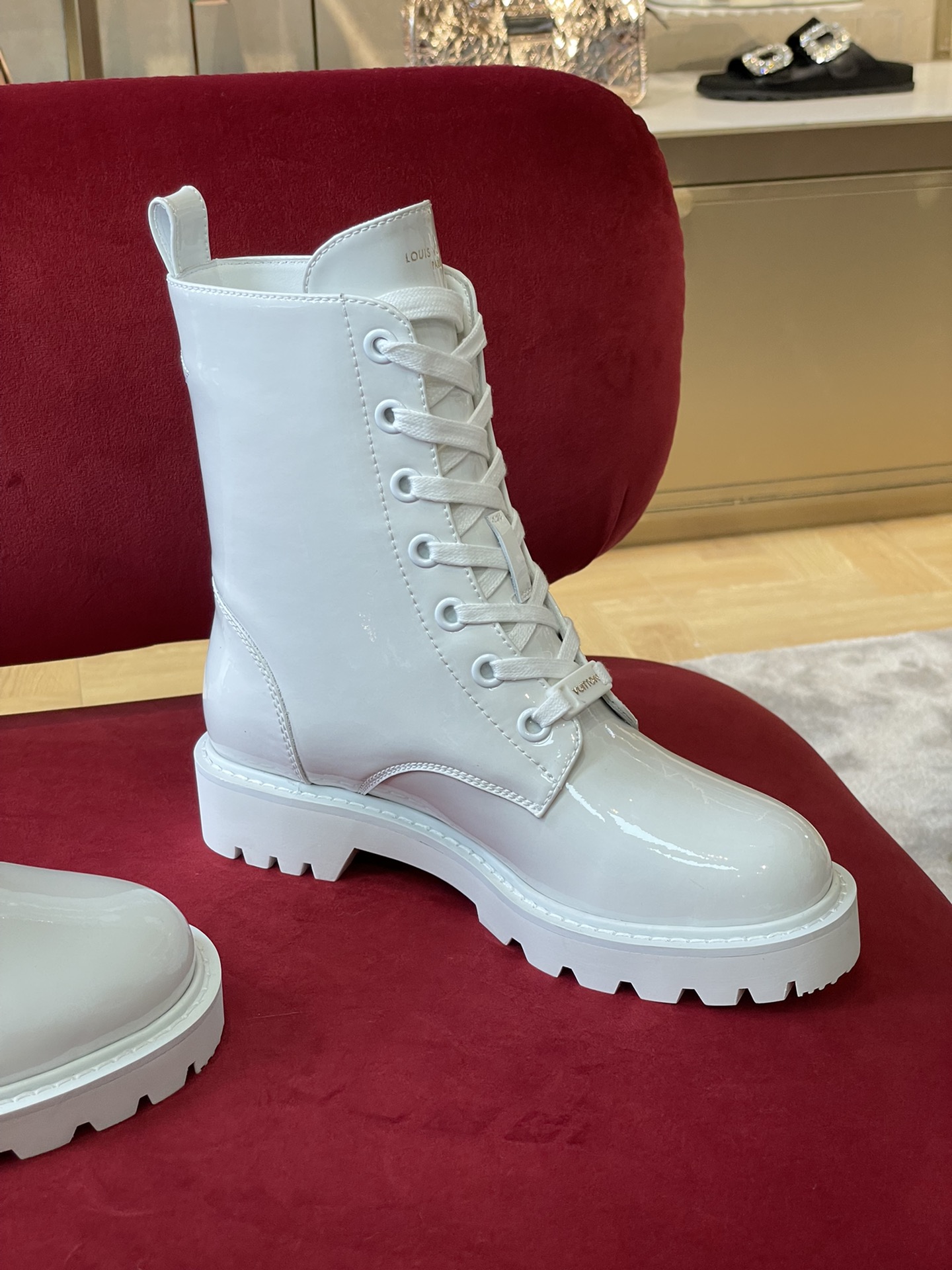l**is V*t*n boots
