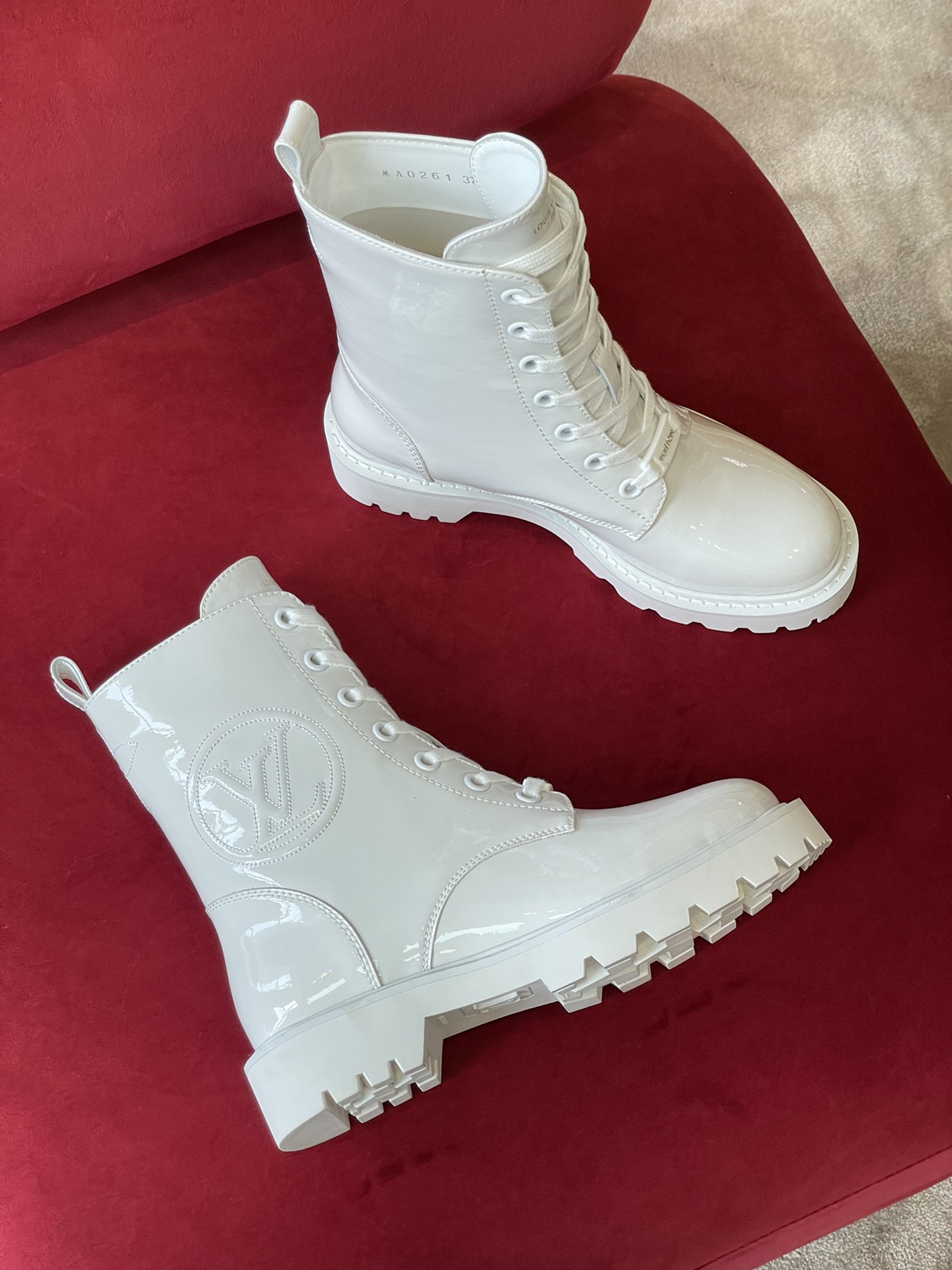 l**is V*t*n boots