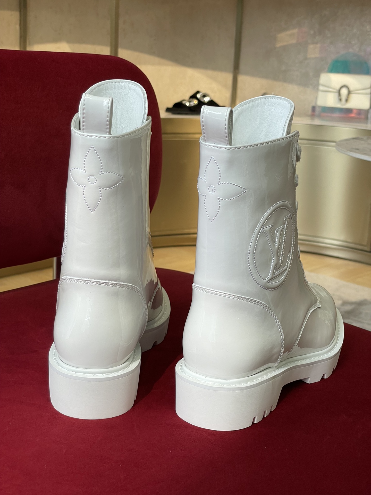 l**is V*t*n boots