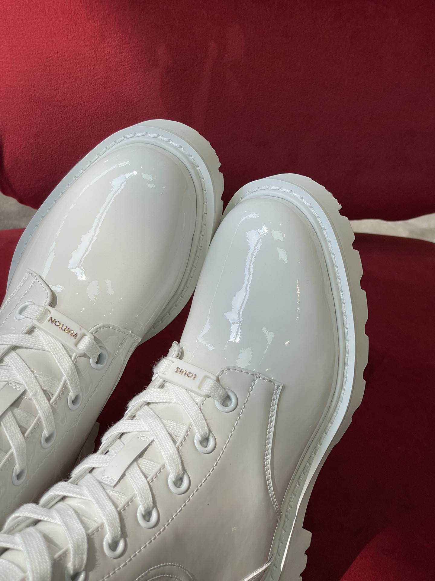 l**is V*t*n boots