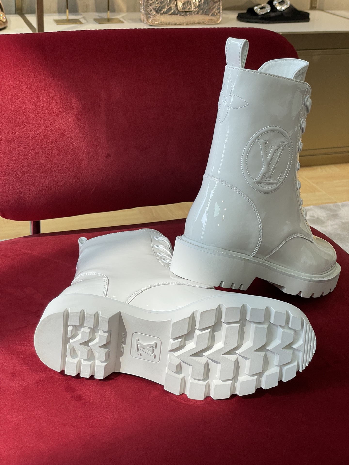 l**is V*t*n boots