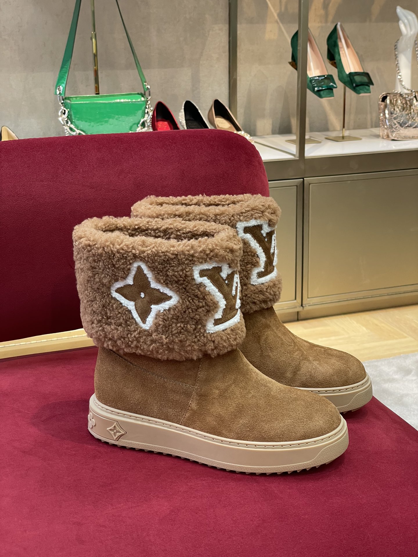 l**is V*t*n boots