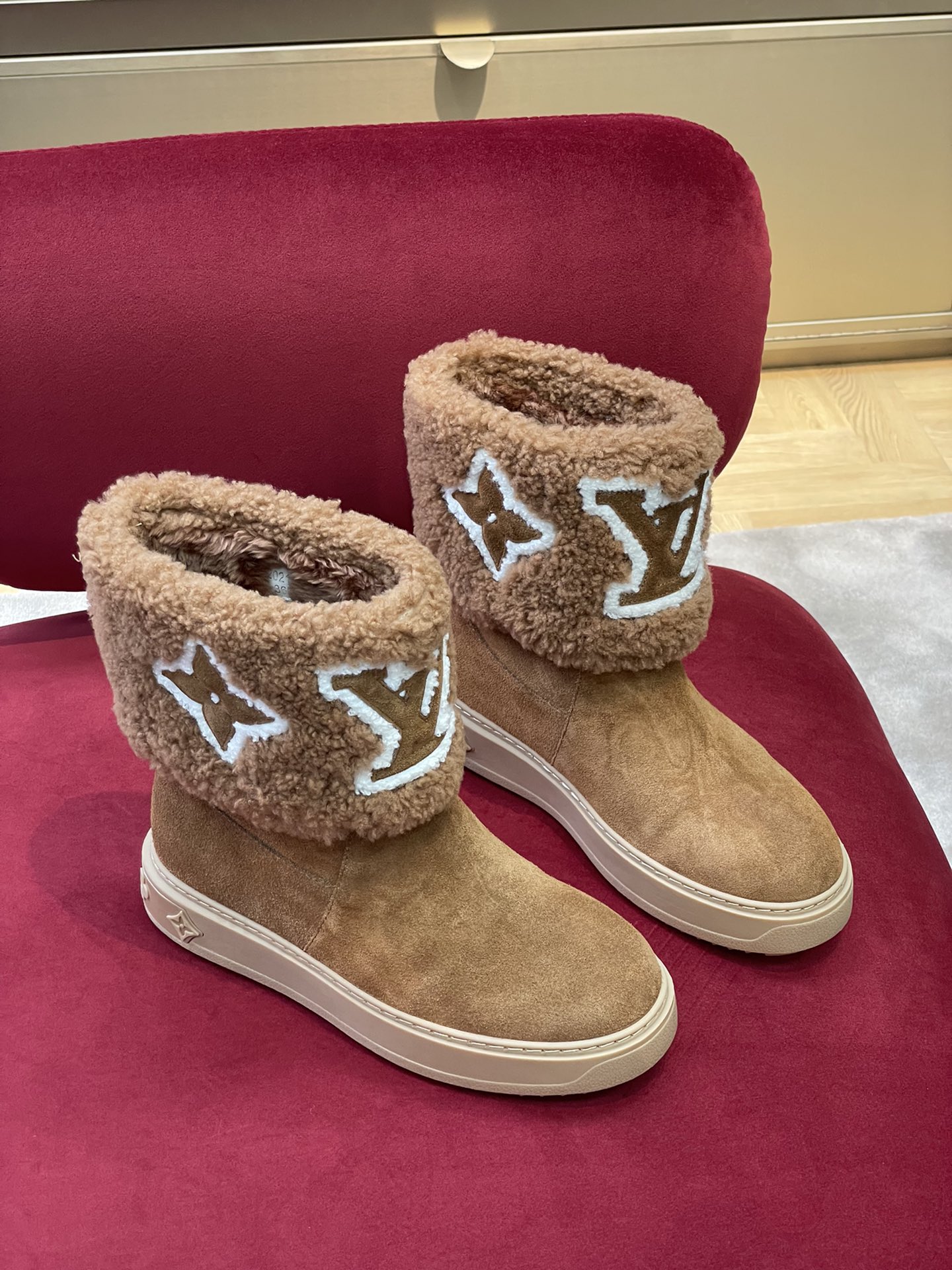 l**is V*t*n boots