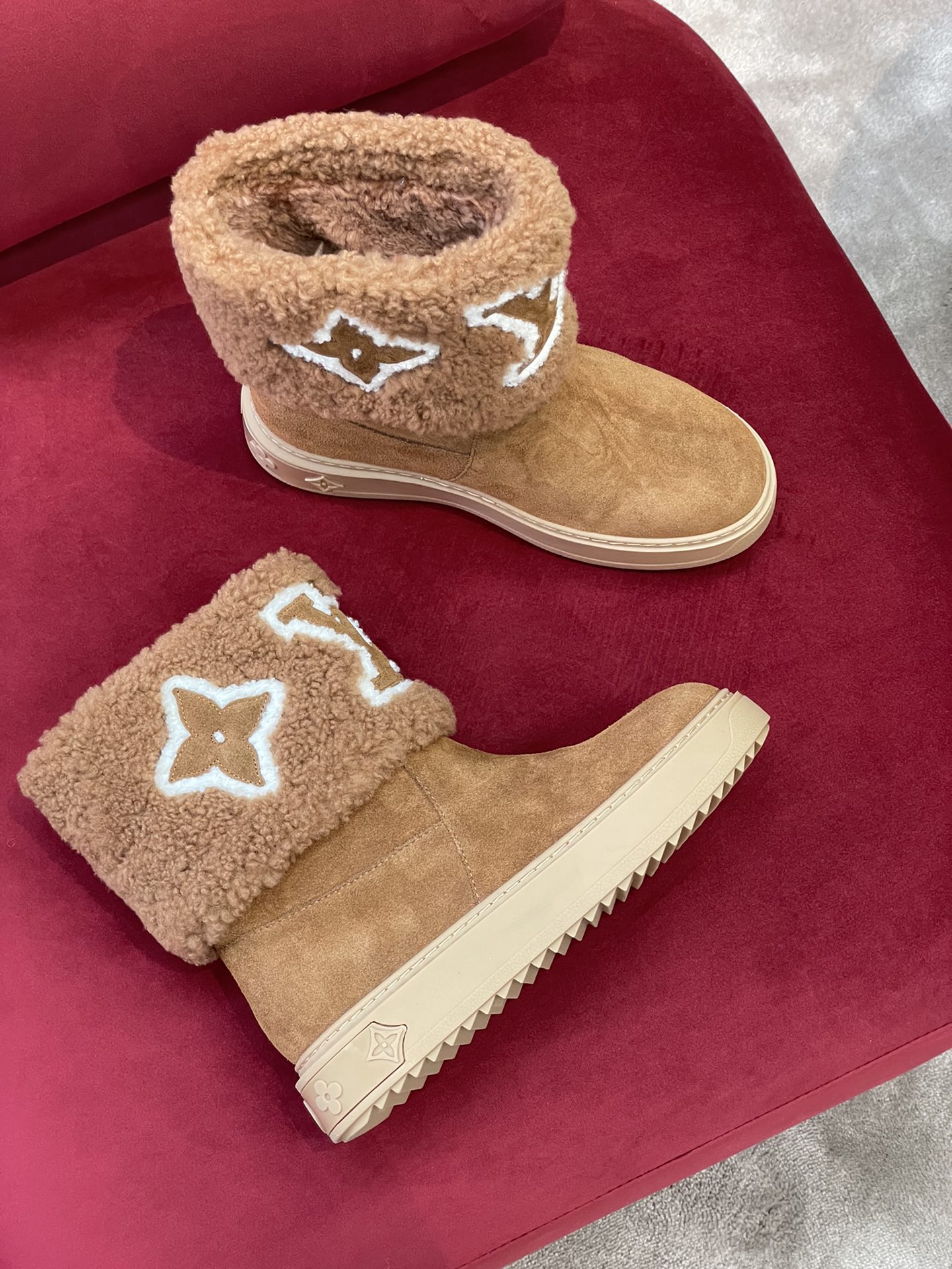 l**is V*t*n boots