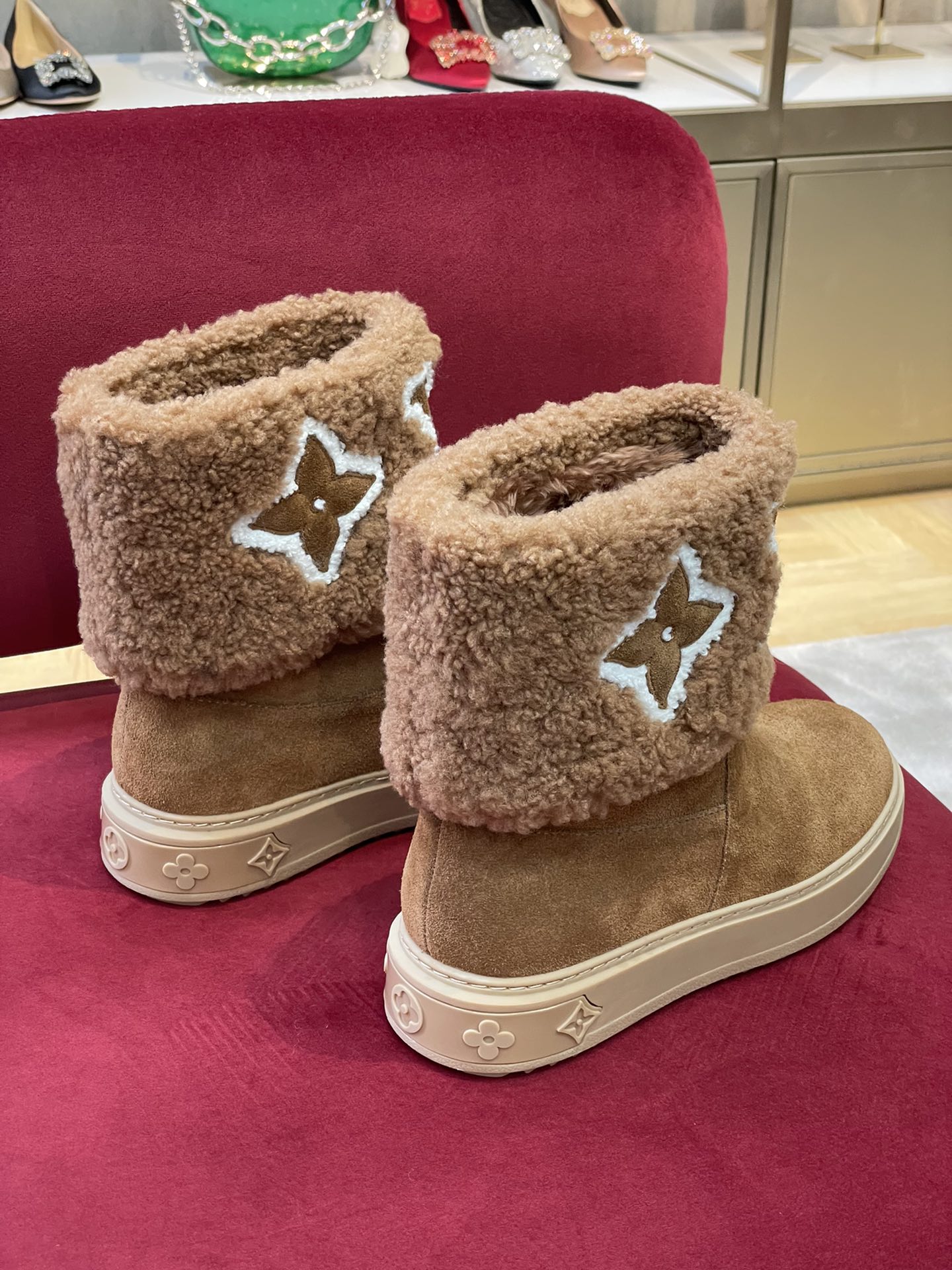 l**is V*t*n boots