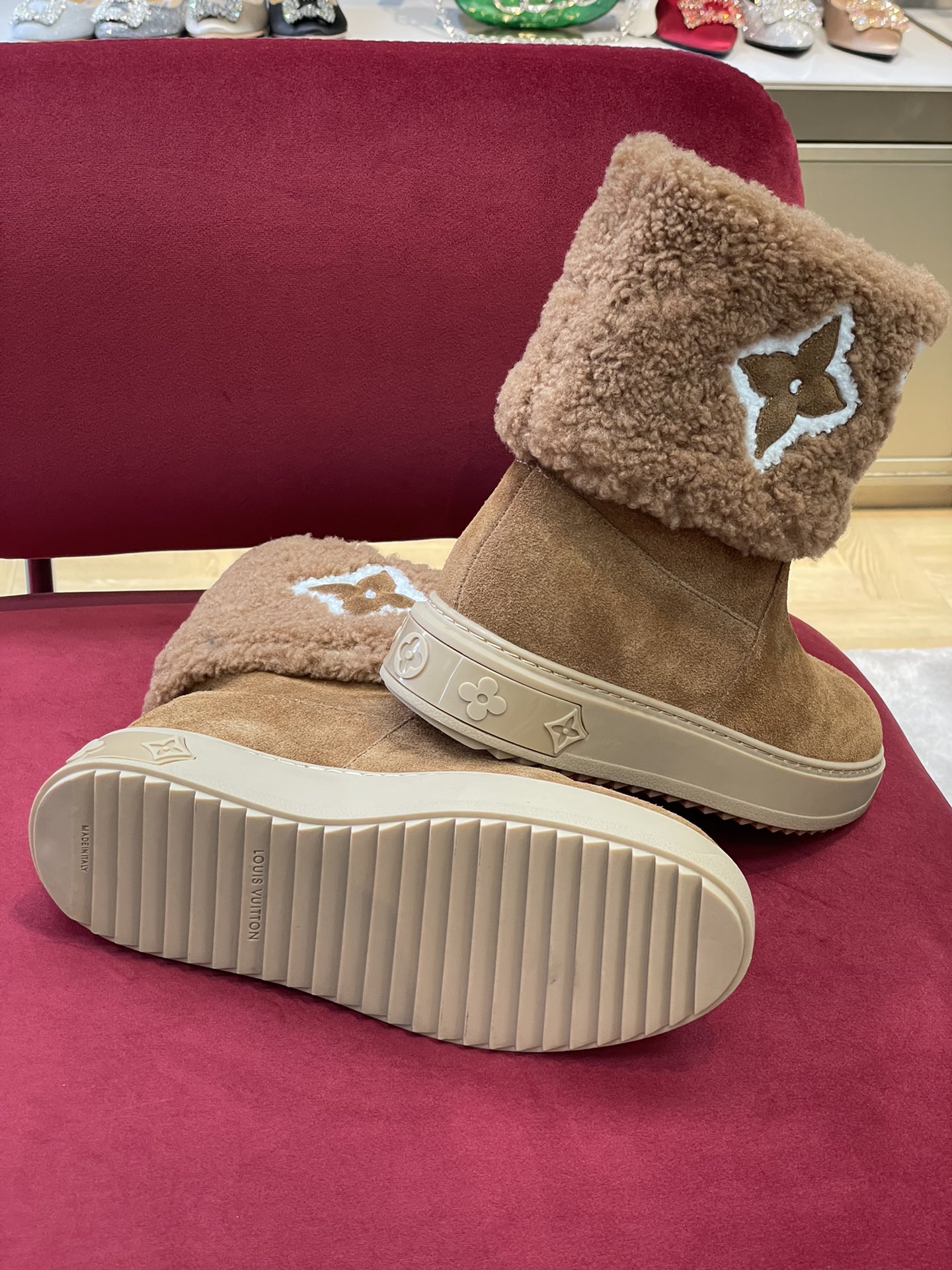 l**is V*t*n boots