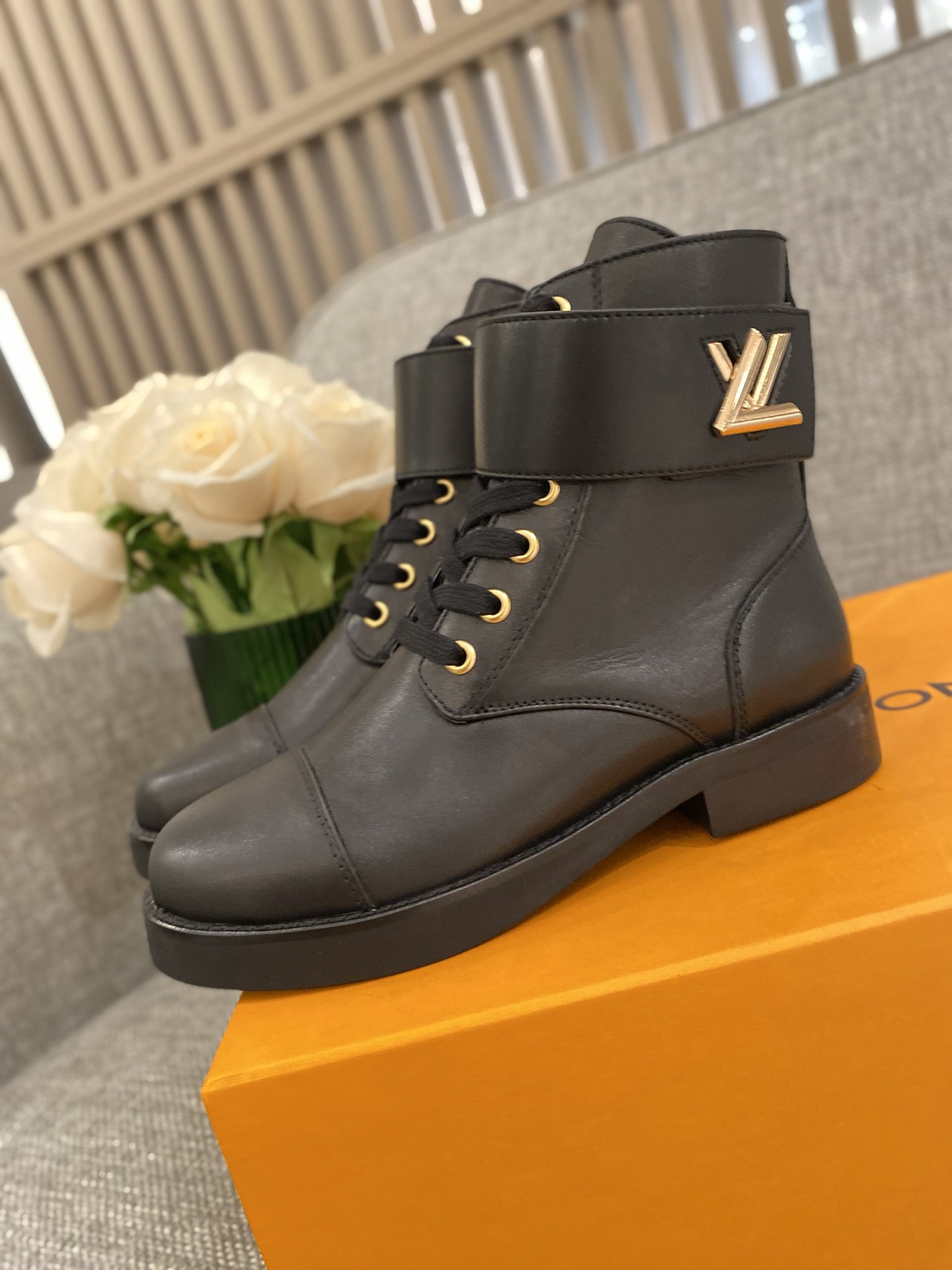 l**is V*t*n boots